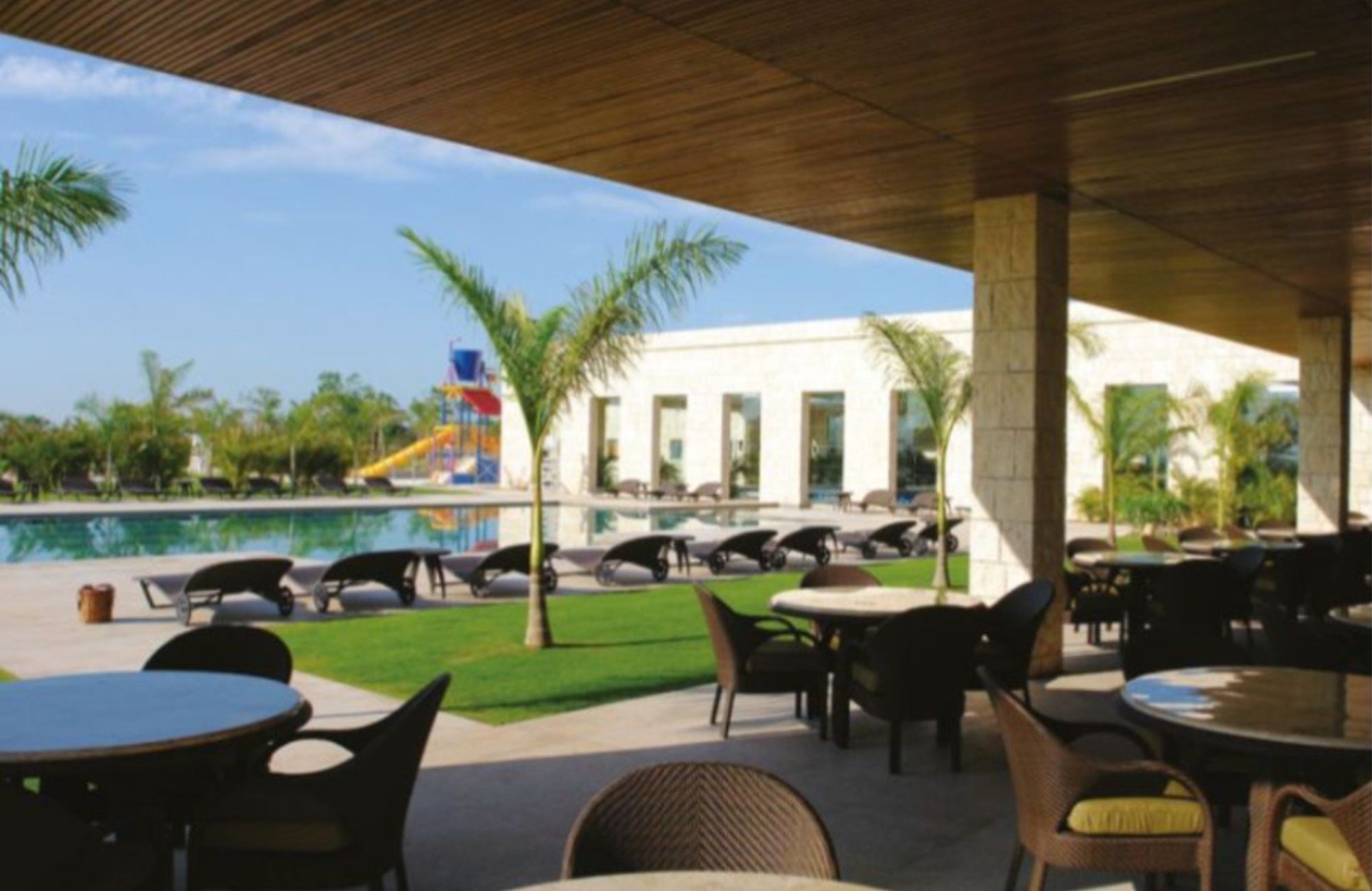 Residence with garden and private pool for sale, Yucat&aacute;n Country Club, M&eacute;rida