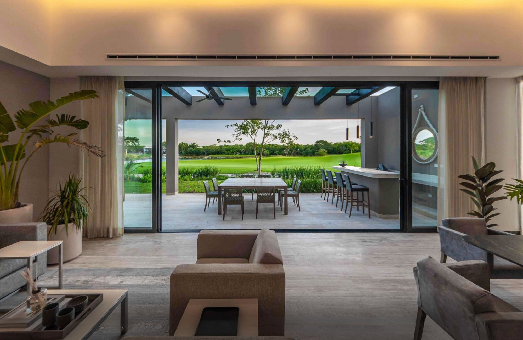 Residence with garden and private pool for sale, Yucat&aacute;n Country Club, M&eacute;rida