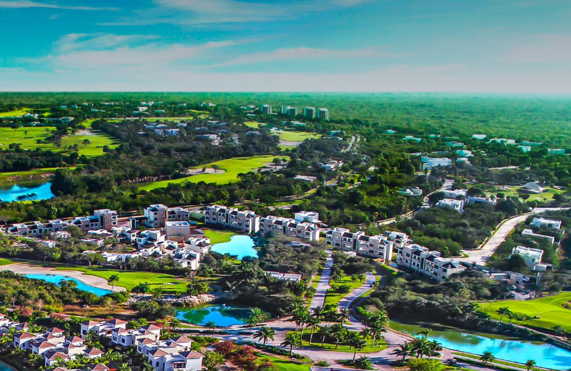 Residence with garden and private pool for sale, Yucat&aacute;n Country Club, M&eacute;rida