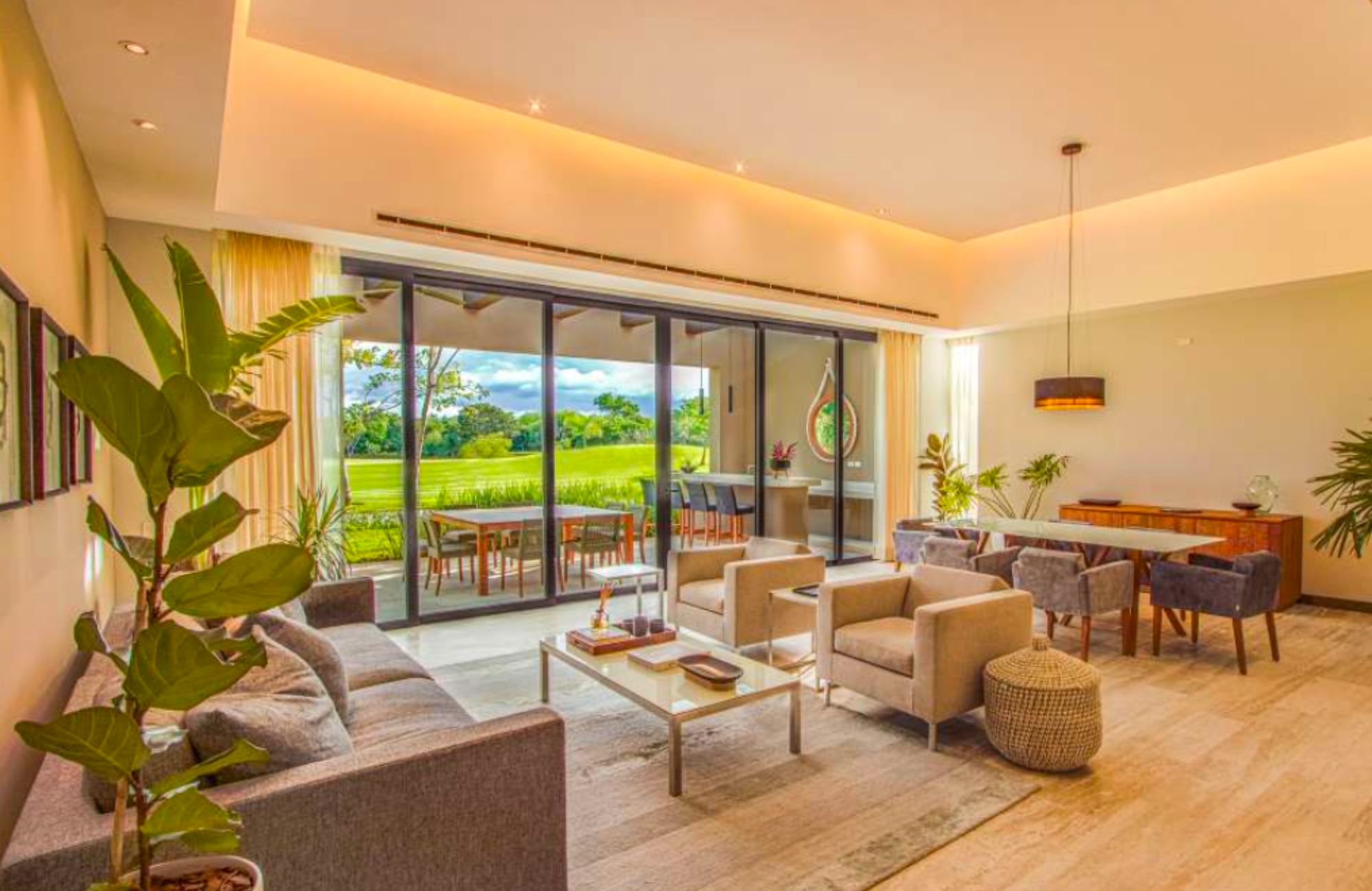 Residence with garden and private pool for sale, Yucat&aacute;n Country Club, M&eacute;rida