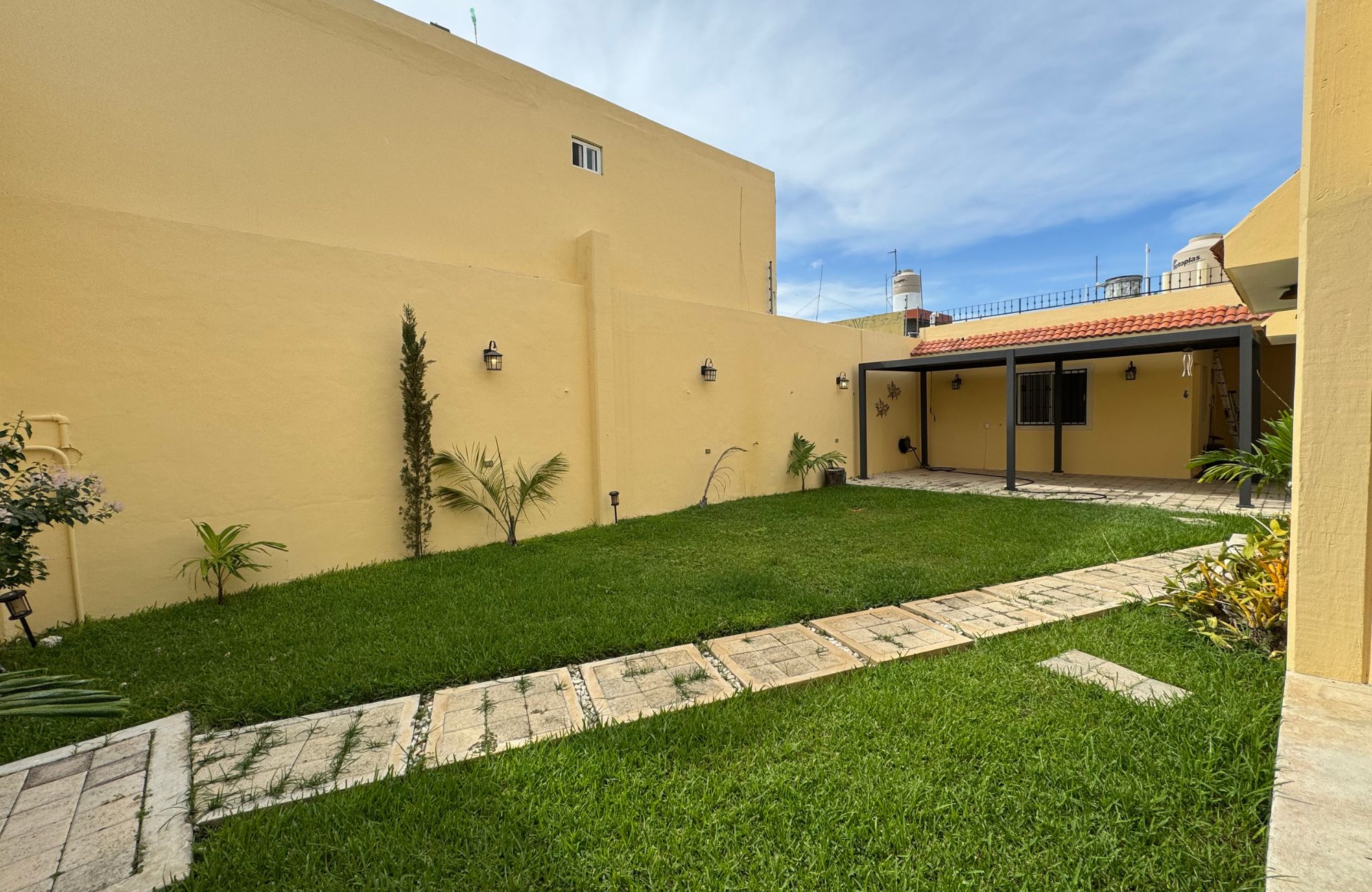 House with spacious backyard, excellent potential, for sale, Centro, Cozumel