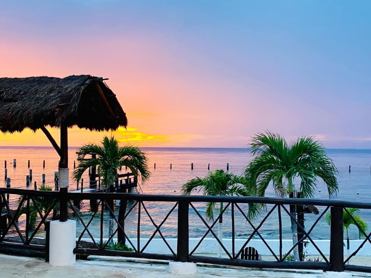 Oceanview condo with pool and jacuzzi, in South Hotel Zone, Cozumel, for sale.