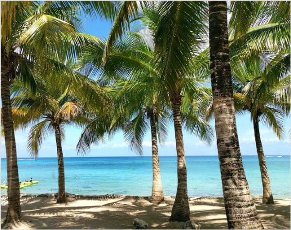 Oceanview condo with pool and jacuzzi, in South Hotel Zone, Cozumel, for sale.