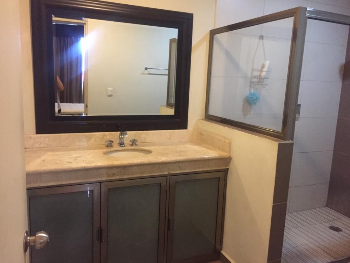 Oceanview condo with pool and jacuzzi, in South Hotel Zone, Cozumel, for sale.