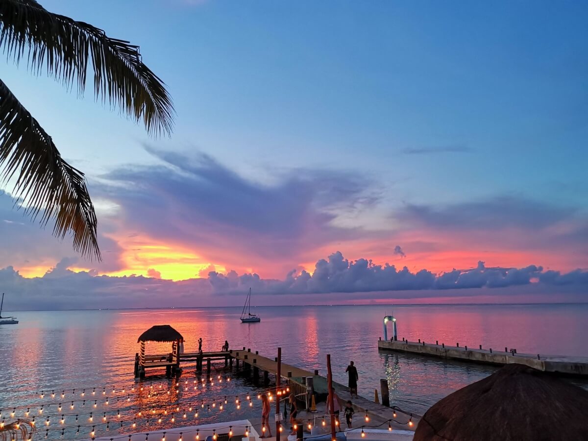 Oceanview condo with pool and jacuzzi, in South Hotel Zone, Cozumel, for sale.