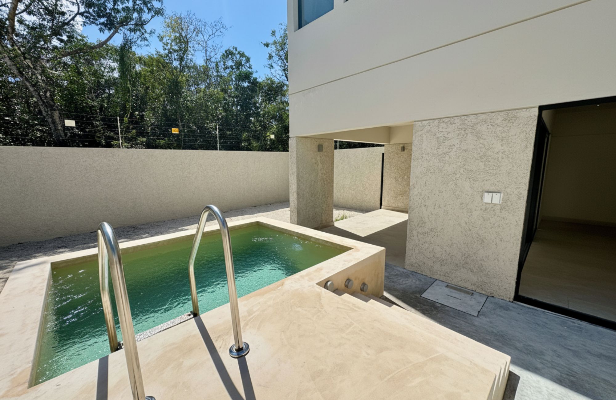 House with garden, private pool, and terrace for sale, Ave. Pedro Joaqu&iacute;n Coldwell, Cozumel