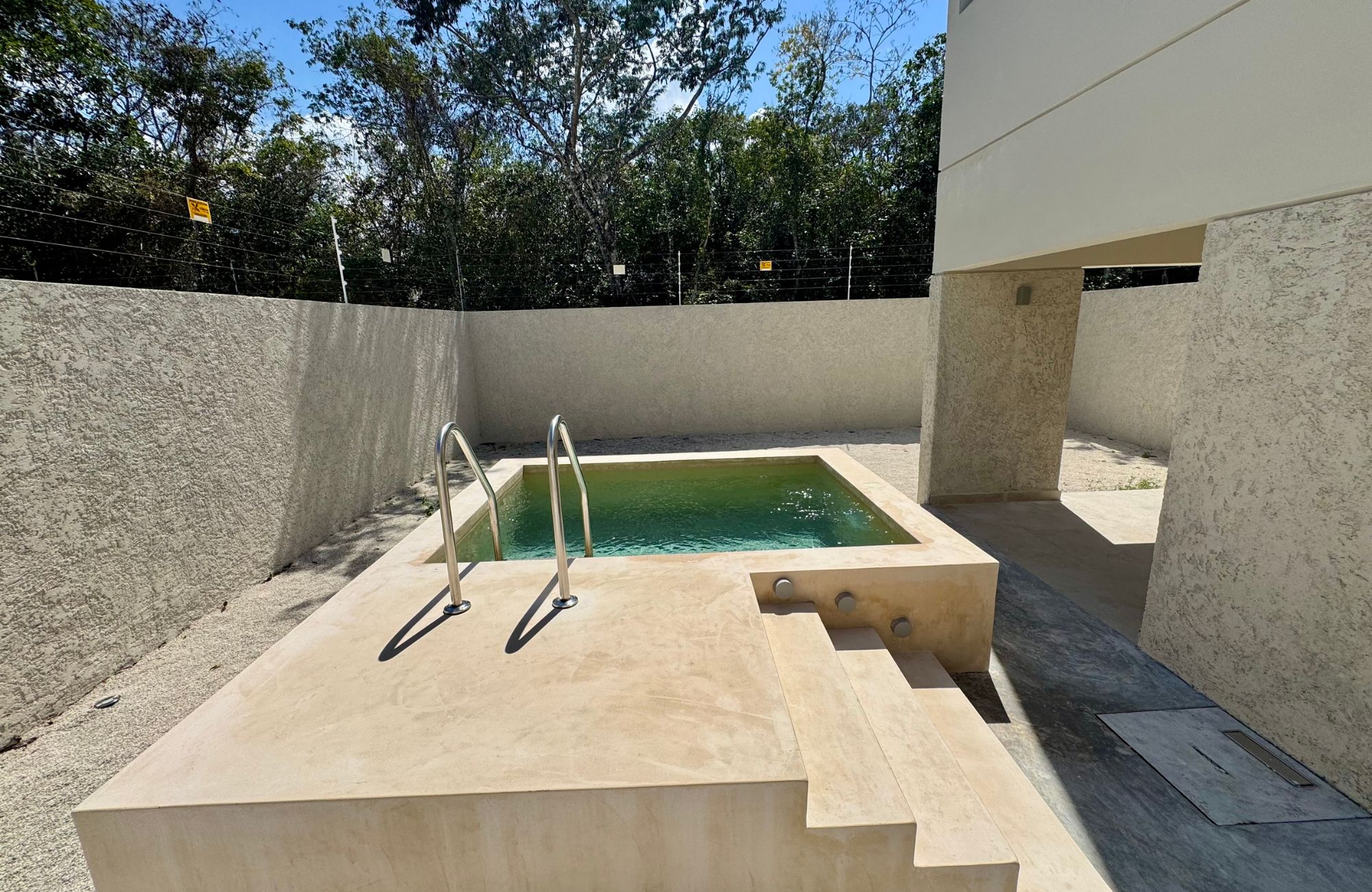 House with garden, private pool, and terrace for sale, Ave. Pedro Joaqu&iacute;n Coldwell, Cozumel