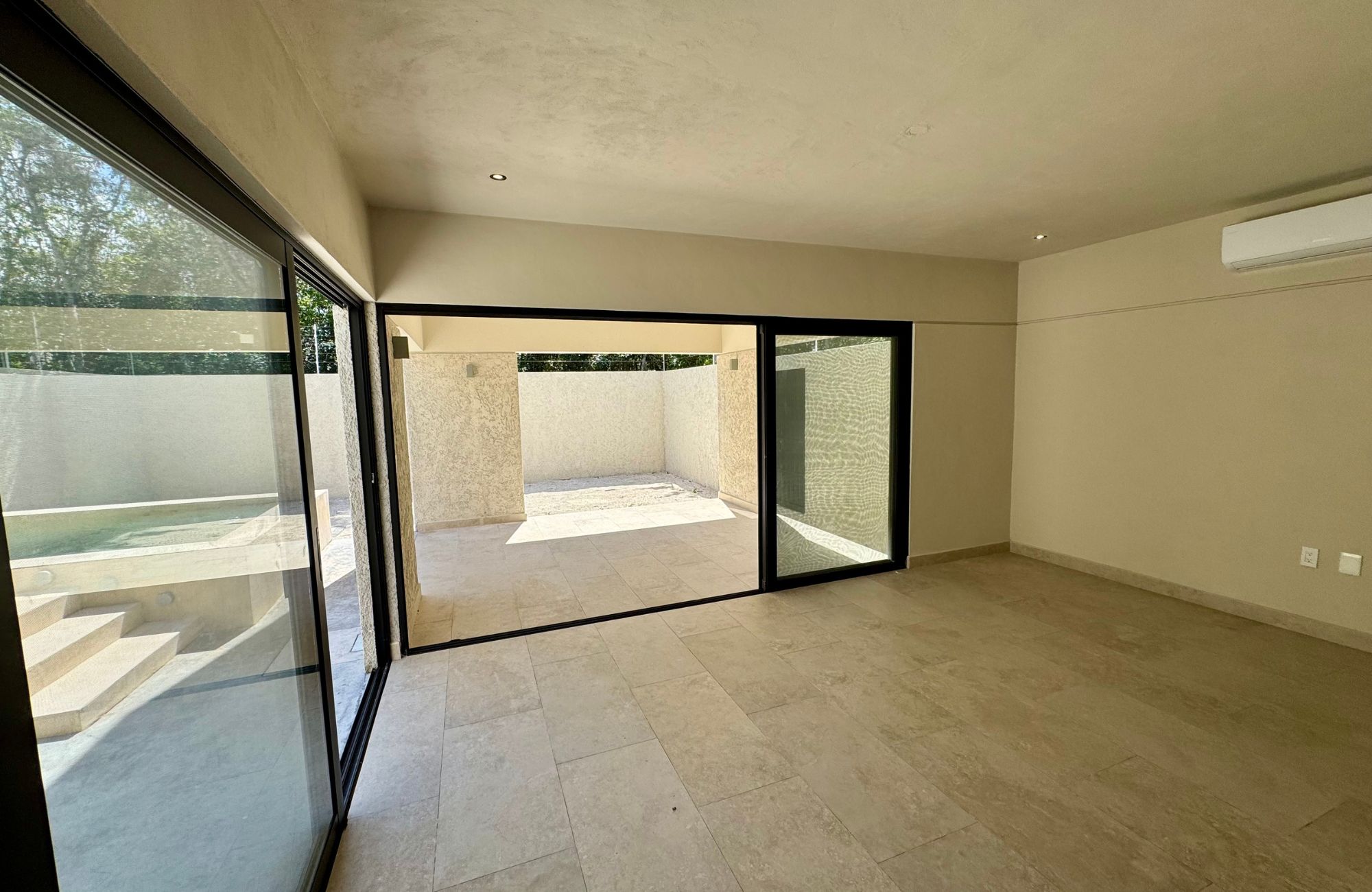 House with garden, private pool, and terrace for sale, Ave. Pedro Joaqu&iacute;n Coldwell, Cozumel