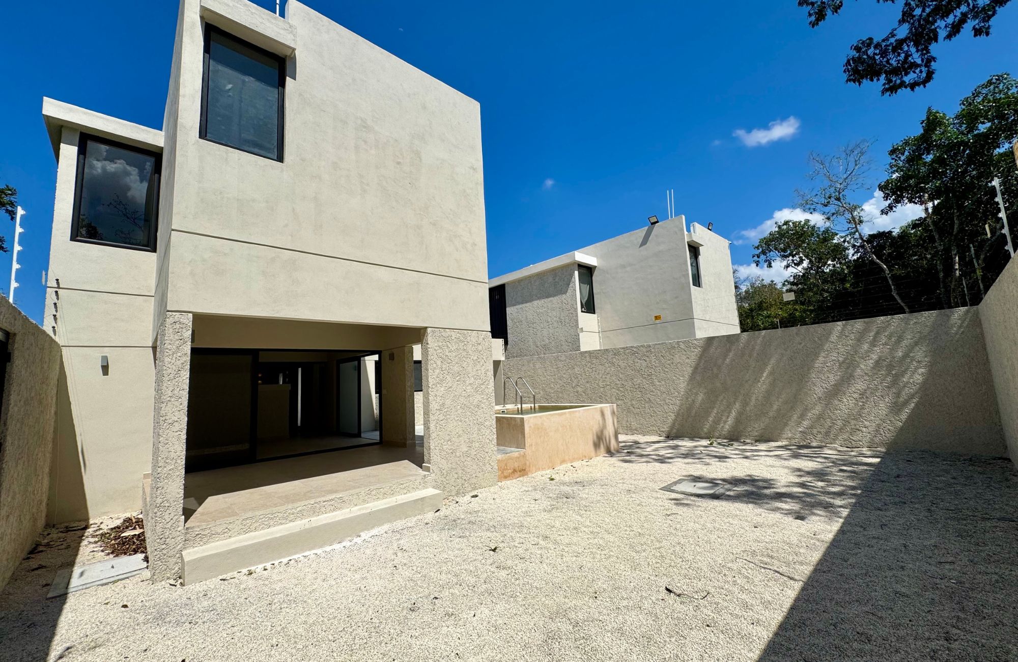 House with garden, private pool, and terrace for sale, Ave. Pedro Joaqu&iacute;n Coldwell, Cozumel