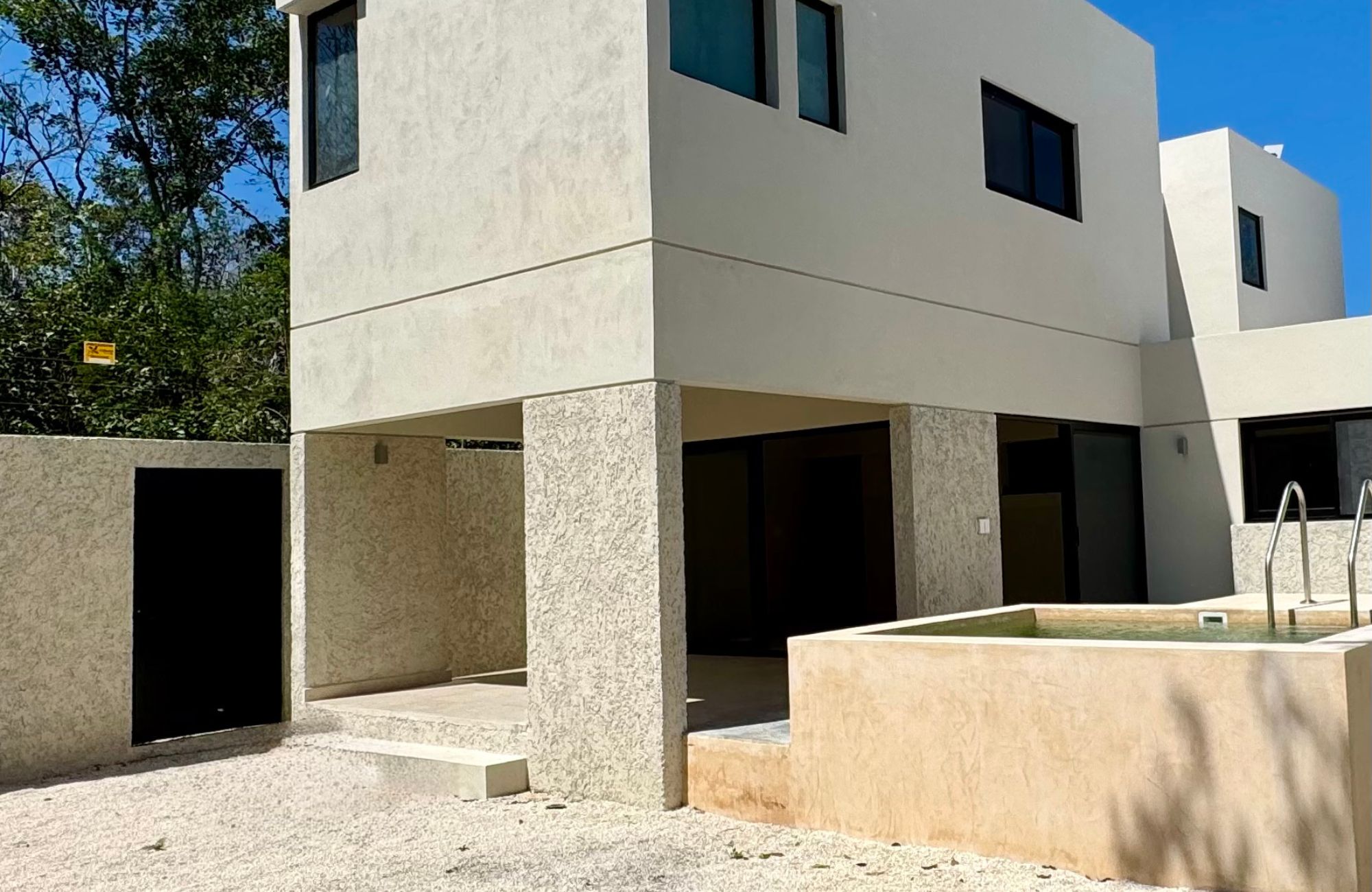 House with garden, private pool, and terrace for sale, Ave. Pedro Joaqu&iacute;n Coldwell, Cozumel