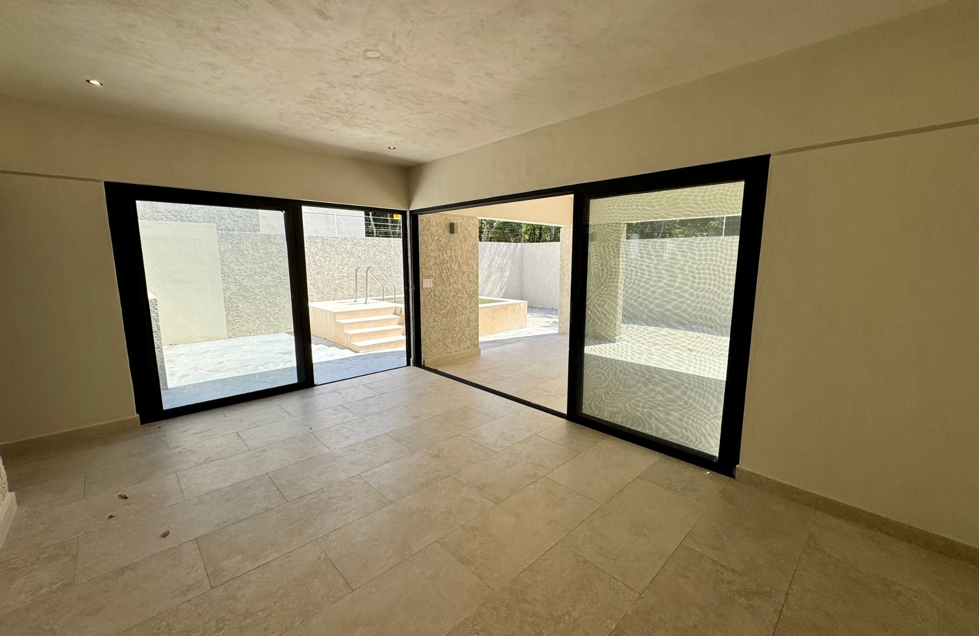 House with garden, private pool, and terrace for sale, Ave. Pedro Joaqu&iacute;n Coldwell, Cozumel