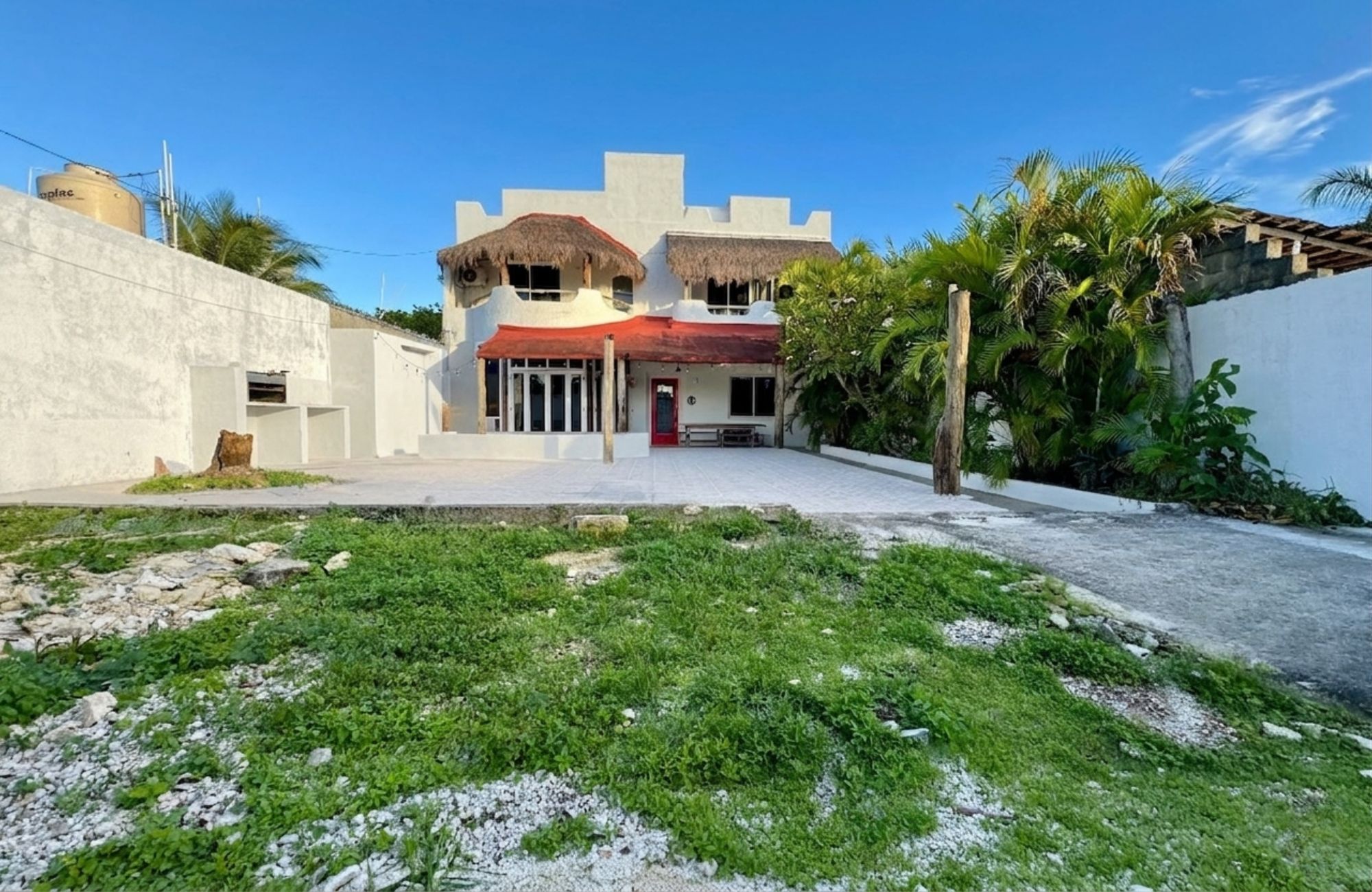 House with garden, private pool, and terrace for sale, Ave. Pedro Joaqu&iacute;n Coldwell, Cozumel