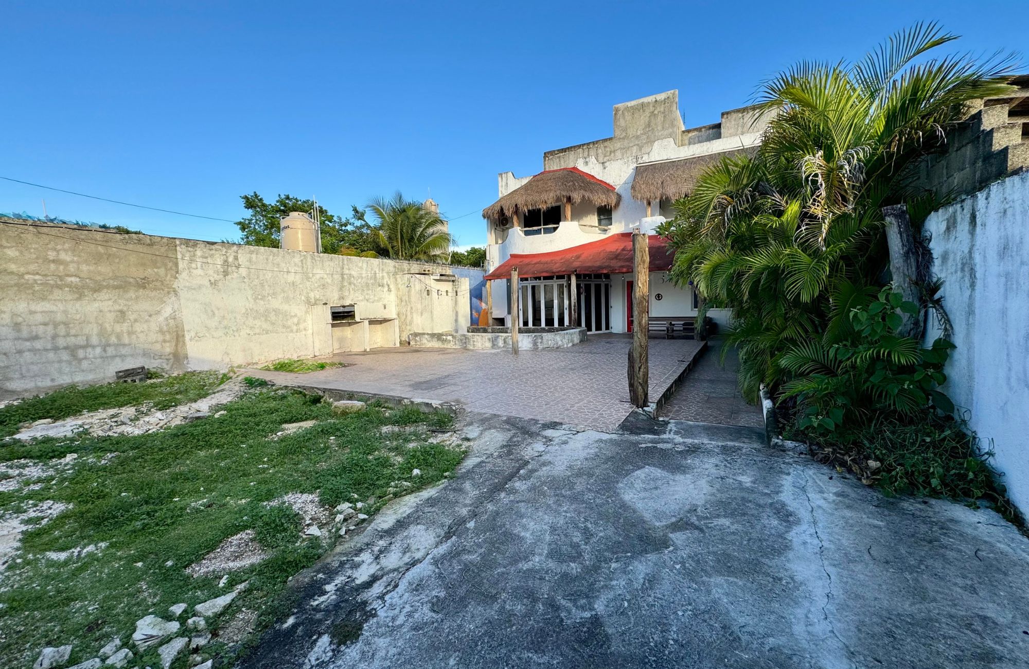 House with garden, private pool, and terrace for sale, Ave. Pedro Joaqu&iacute;n Coldwell, Cozumel
