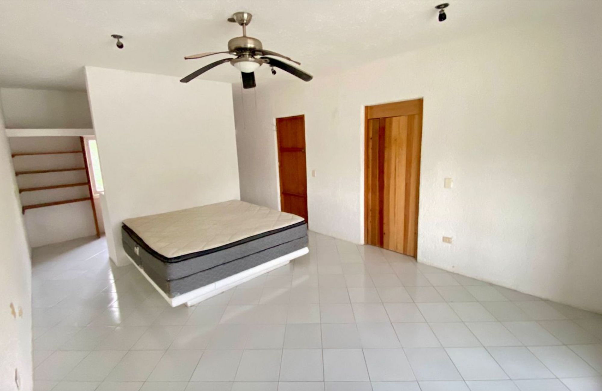 House with garden, private pool, and terrace for sale, Ave. Pedro Joaqu&iacute;n Coldwell, Cozumel