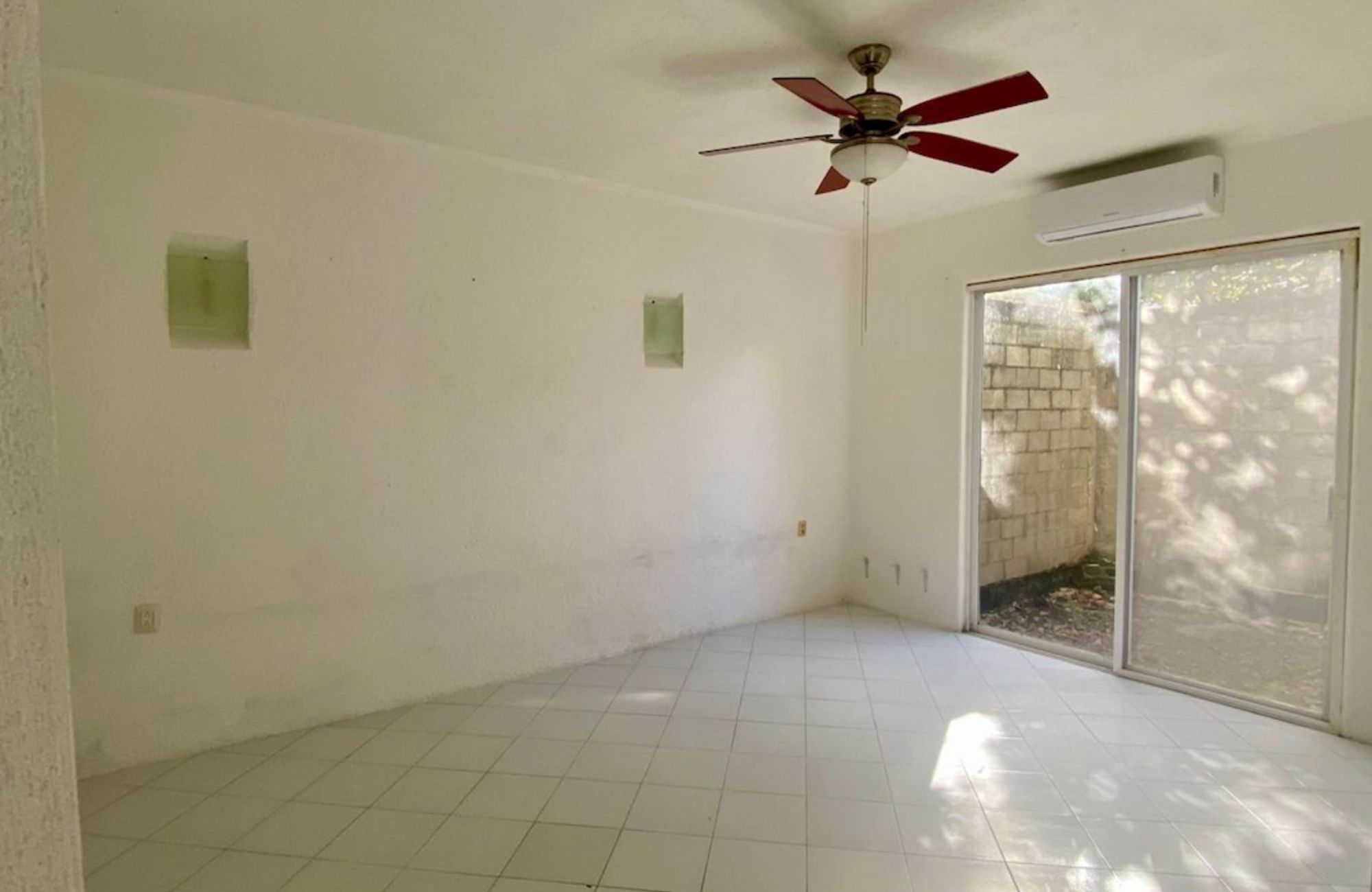 House with garden, private pool, and terrace for sale, Ave. Pedro Joaqu&iacute;n Coldwell, Cozumel