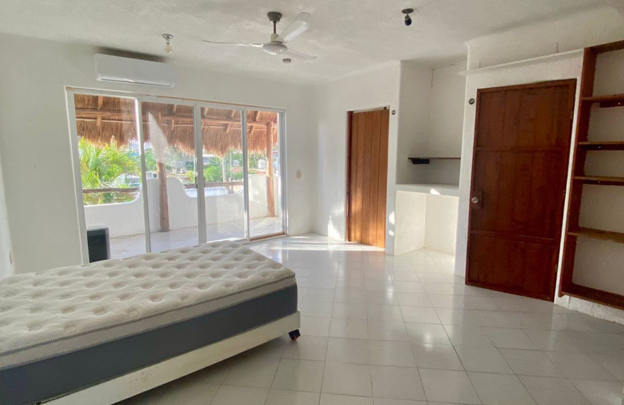 House with garden, private pool, and terrace for sale, Ave. Pedro Joaqu&iacute;n Coldwell, Cozumel