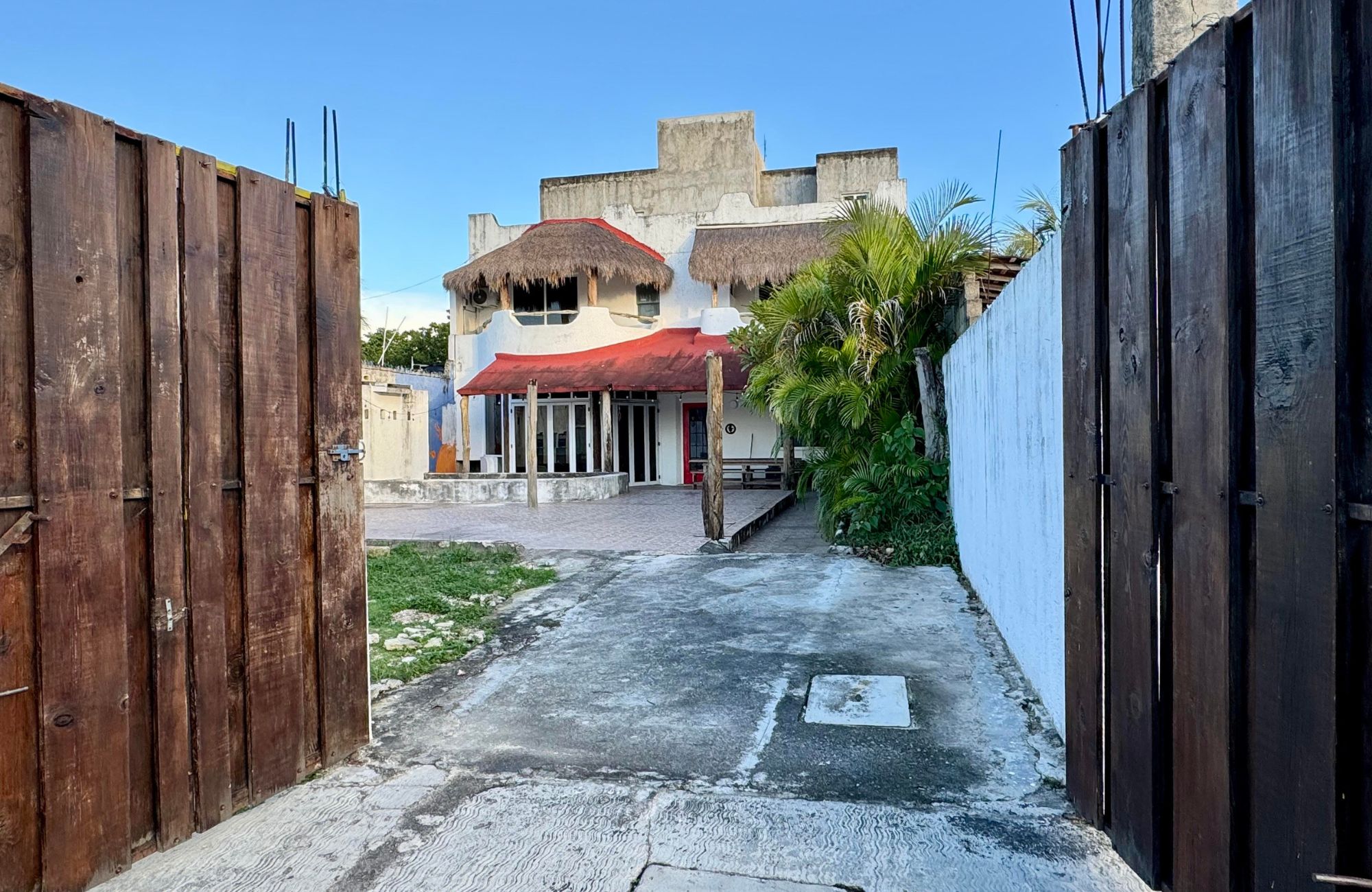 House with garden, private pool, and terrace for sale, Ave. Pedro Joaqu&iacute;n Coldwell, Cozumel