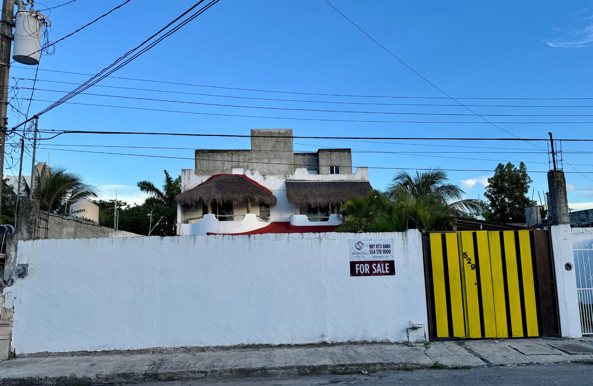 House with garden, private pool, and terrace for sale, Ave. Pedro Joaqu&iacute;n Coldwell, Cozumel