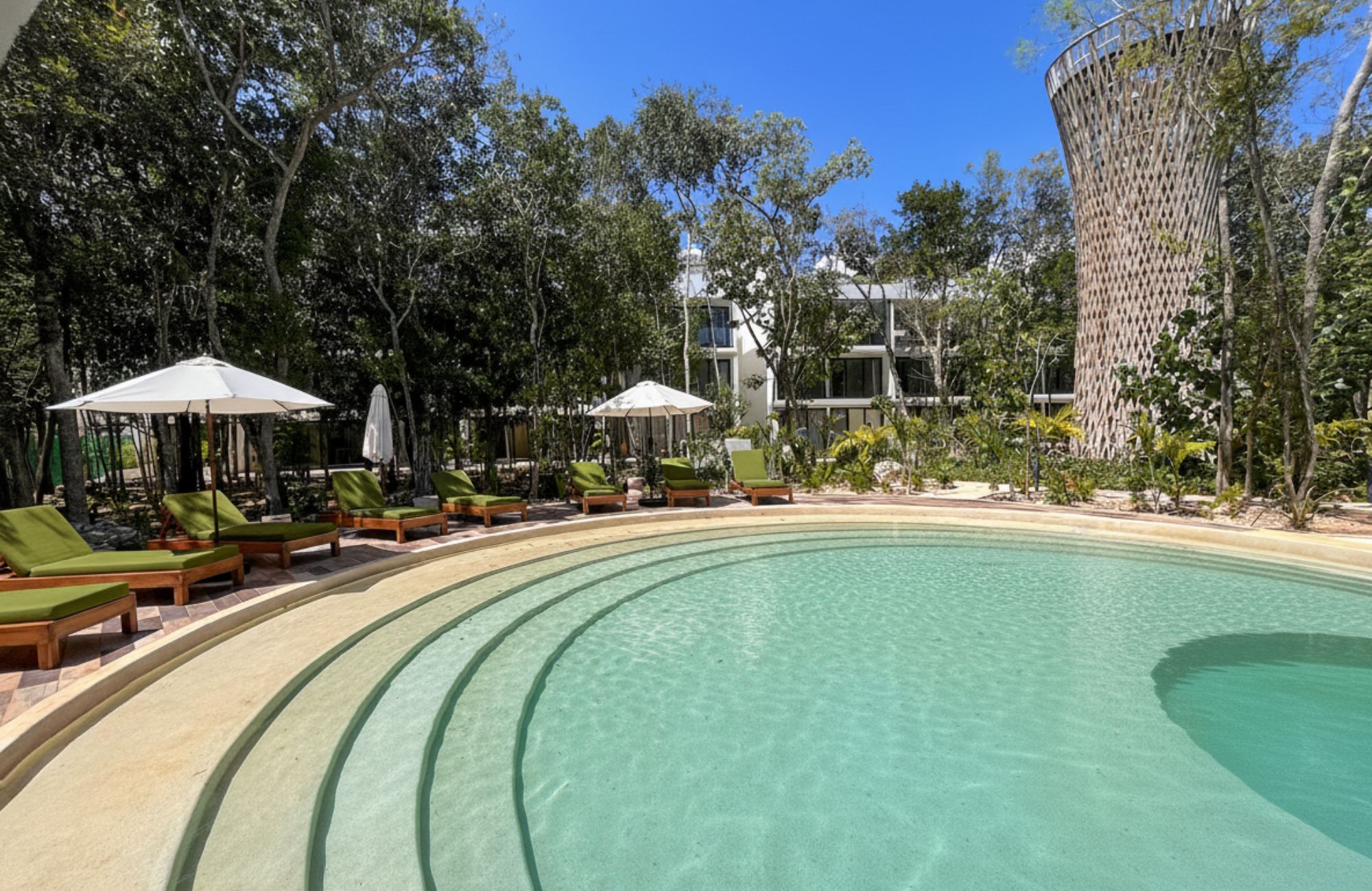 Departamento con jard&iacute;n y alberca privada, gimnasio, restaurante, area de yoga al aire libre, bicicletas, 5 minutos de la playa