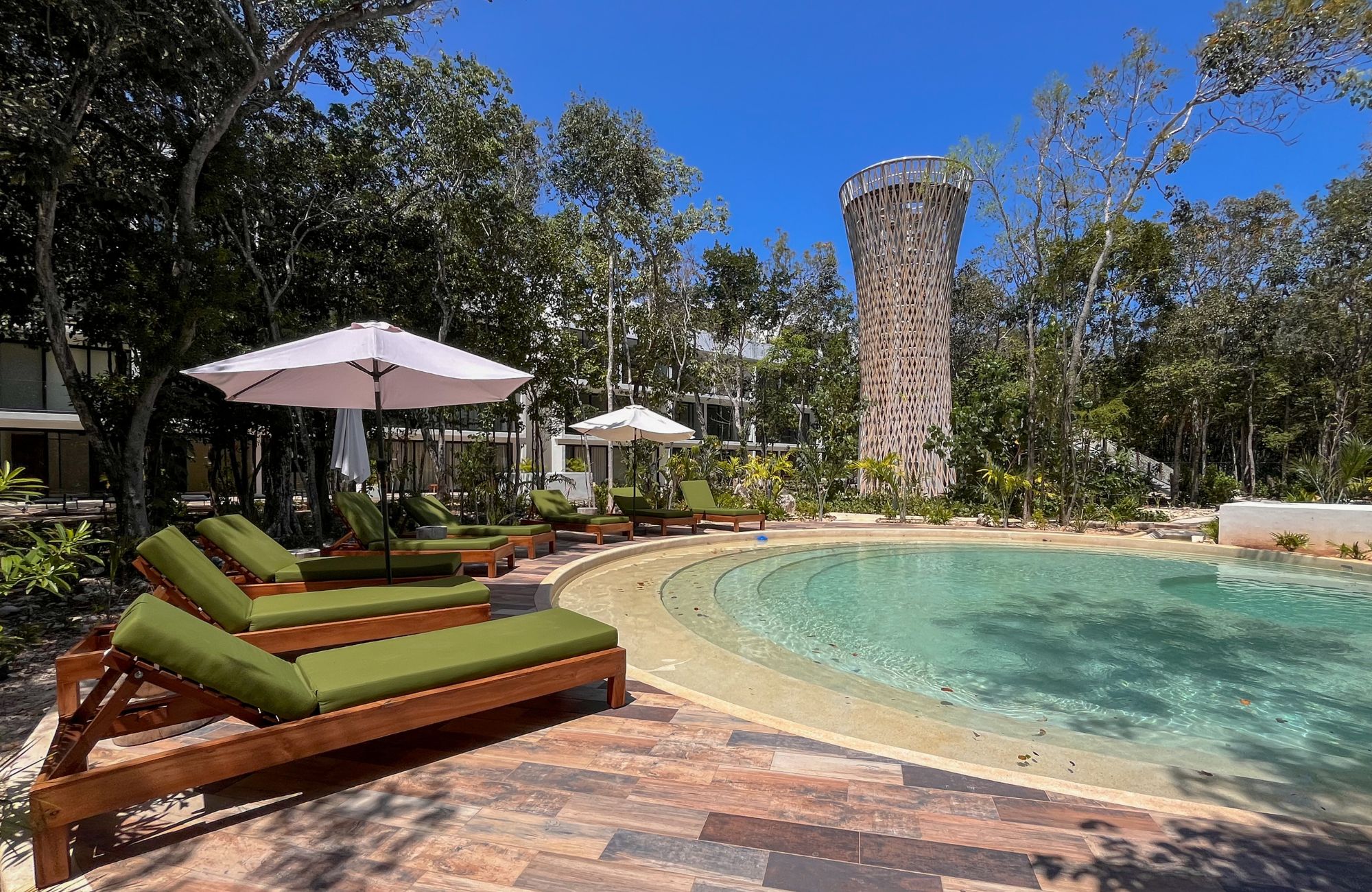 Departamento con jard&iacute;n y alberca privada, gimnasio, restaurante, area de yoga al aire libre, bicicletas, 5 minutos de la playa