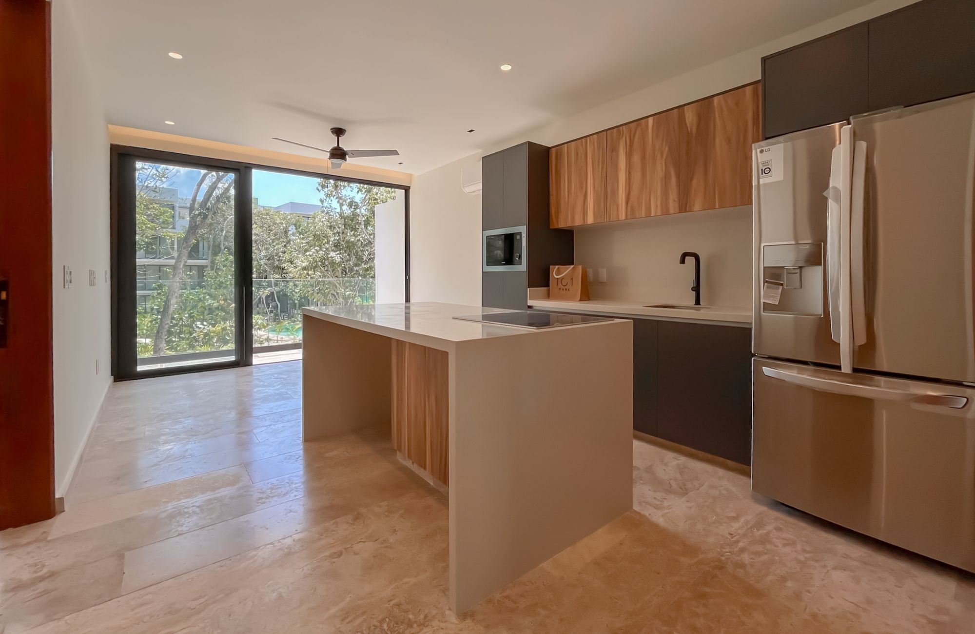 Departamento con jard&iacute;n y alberca privada, gimnasio, restaurante, area de yoga al aire libre, bicicletas, 5 minutos de la playa