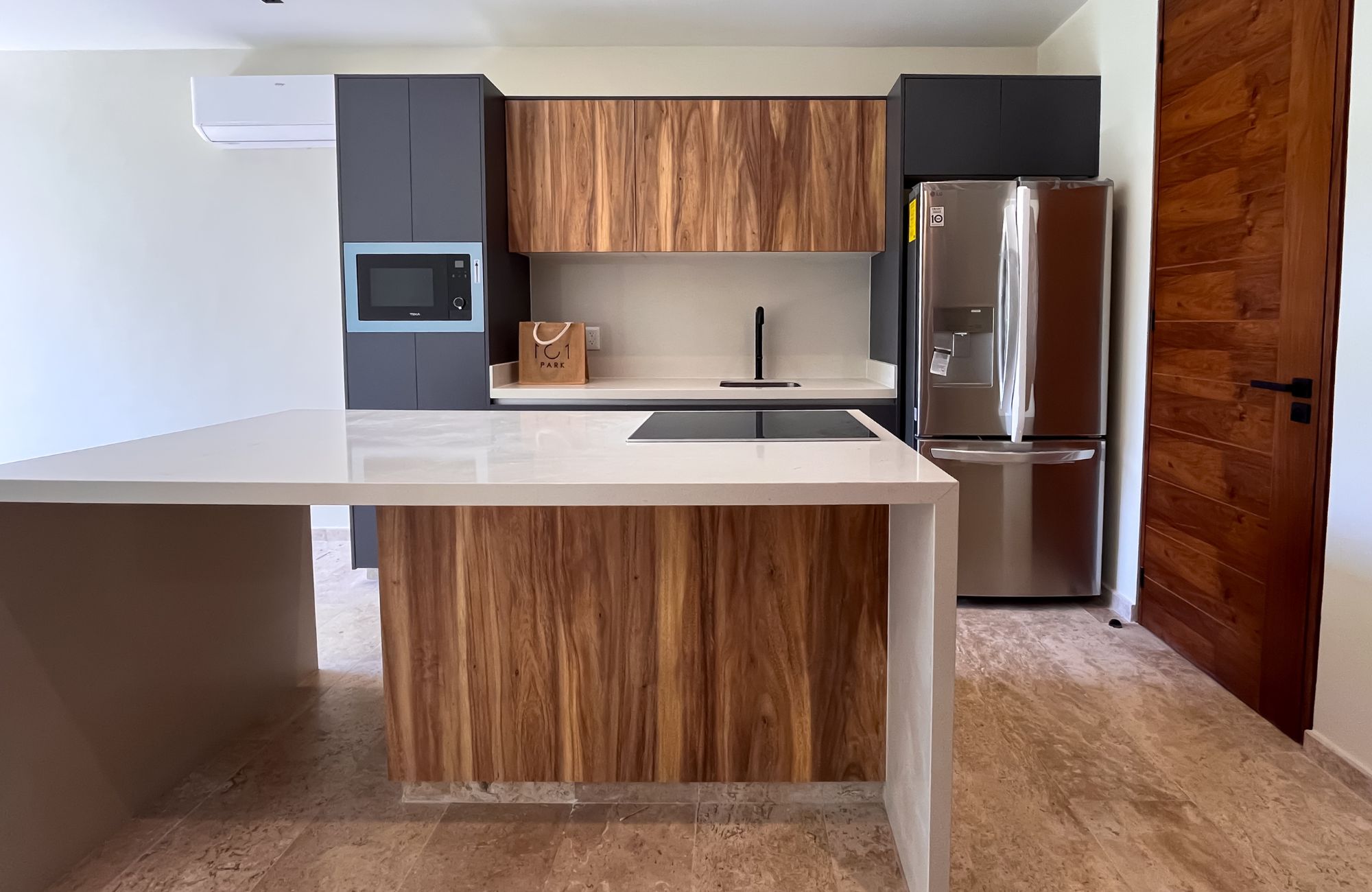 Departamento con jard&iacute;n y alberca privada, gimnasio, restaurante, area de yoga al aire libre, bicicletas, 5 minutos de la playa