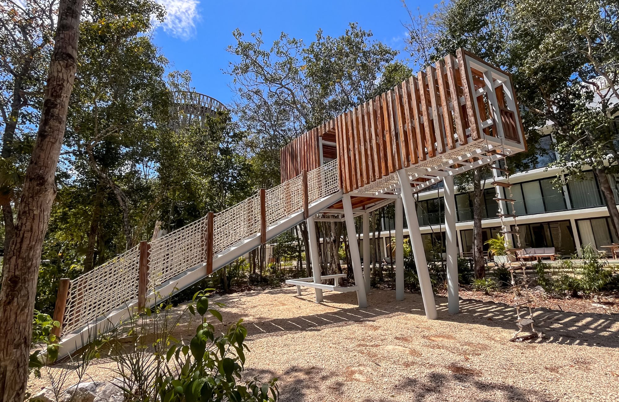 Departamento con jard&iacute;n y alberca privada, gimnasio, restaurante, area de yoga al aire libre, bicicletas, 5 minutos de la playa