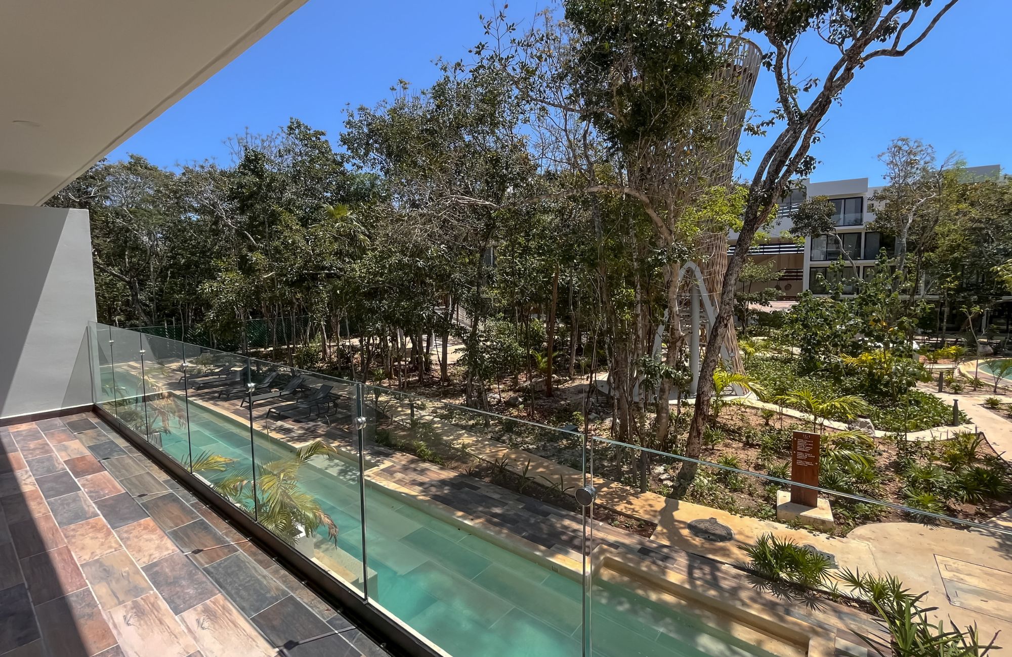 Departamento con jard&iacute;n y alberca privada, gimnasio, restaurante, area de yoga al aire libre, bicicletas, 5 minutos de la playa