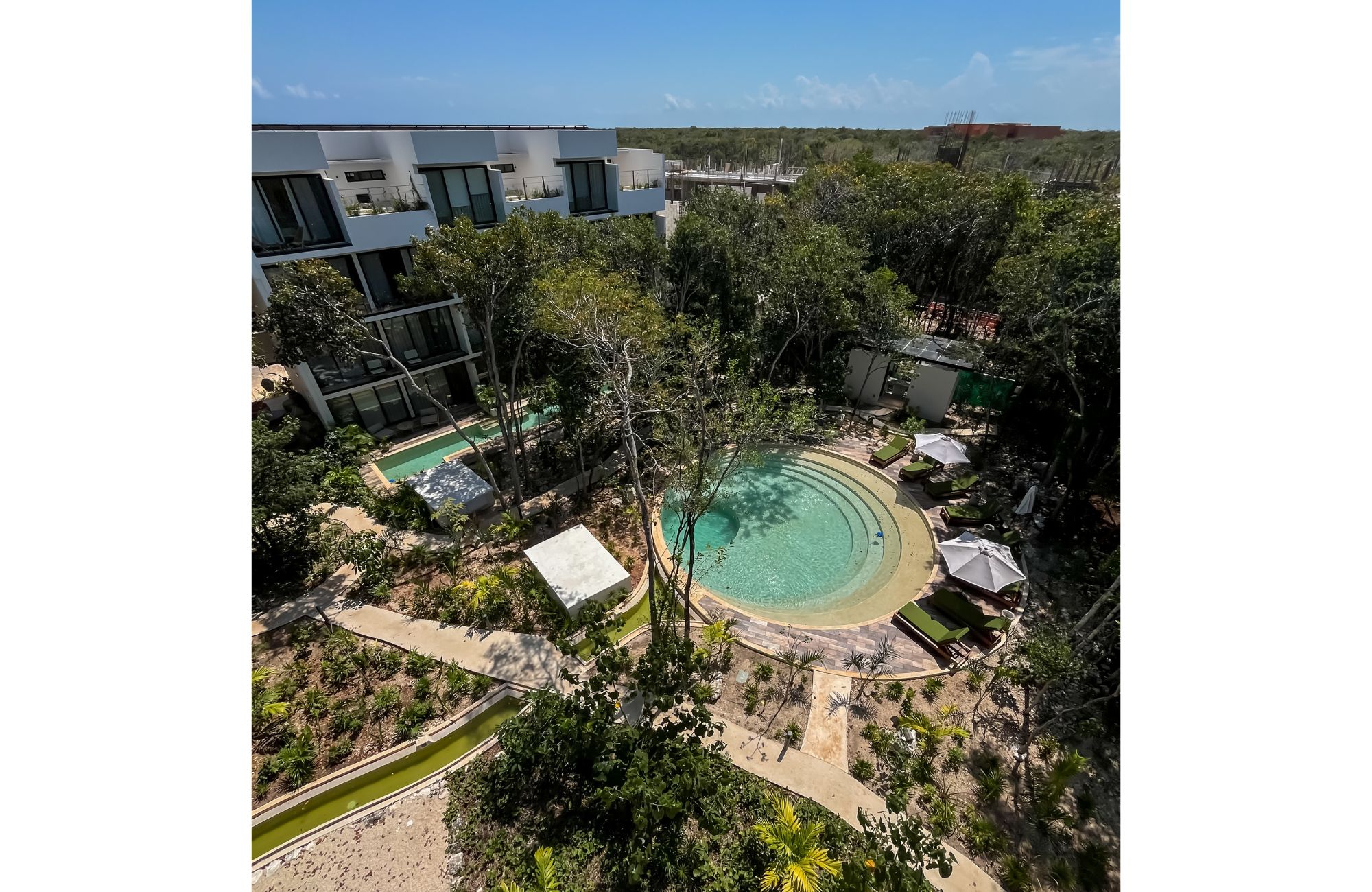 Departamento con jard&iacute;n y alberca privada, gimnasio, restaurante, area de yoga al aire libre, bicicletas, 5 minutos de la playa