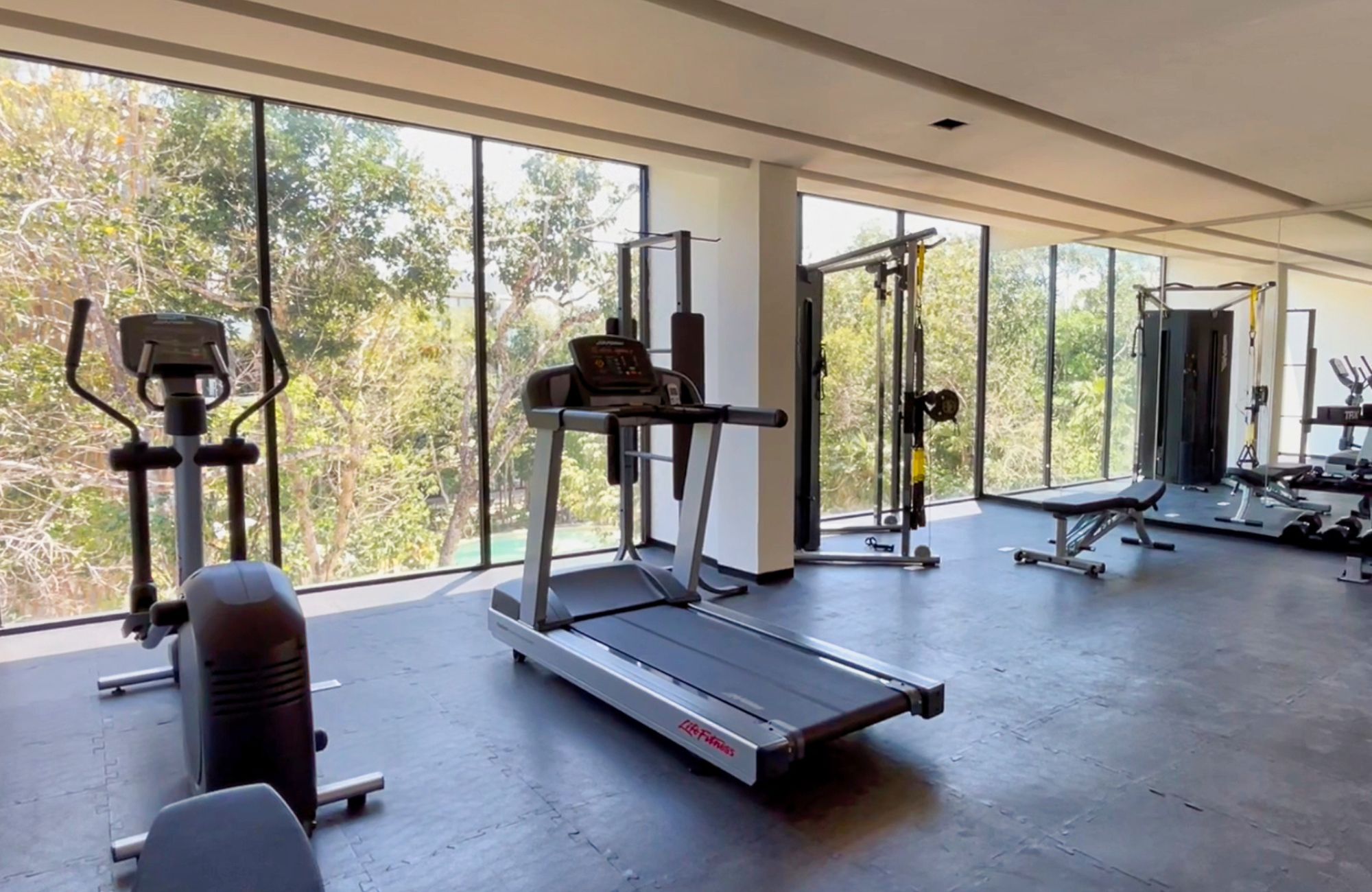 Departamento con jard&iacute;n y alberca privada, gimnasio, restaurante, area de yoga al aire libre, bicicletas, 5 minutos de la playa