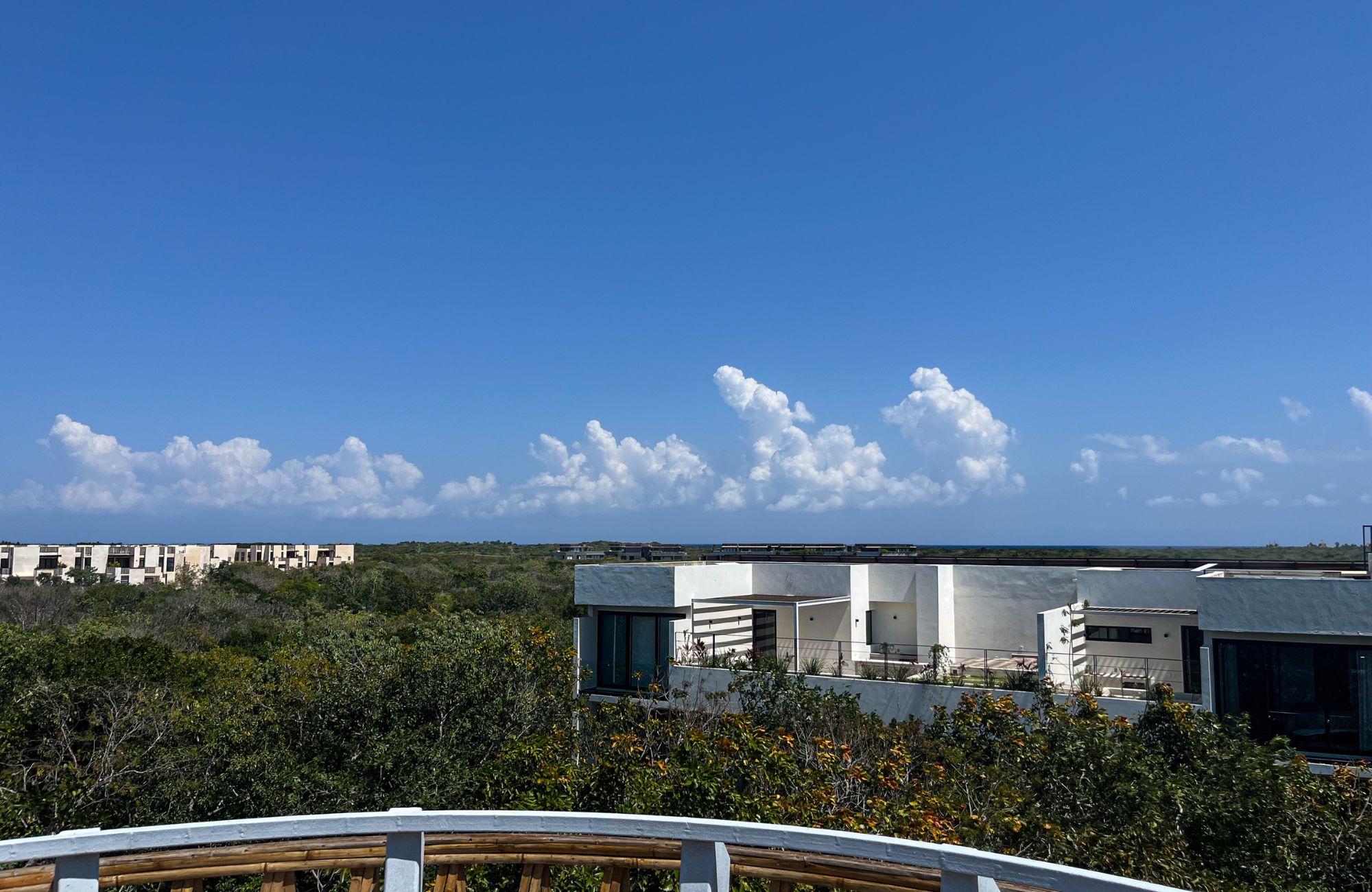 Departamento con jard&iacute;n y alberca privada, gimnasio, restaurante, area de yoga al aire libre, bicicletas, 5 minutos de la playa
