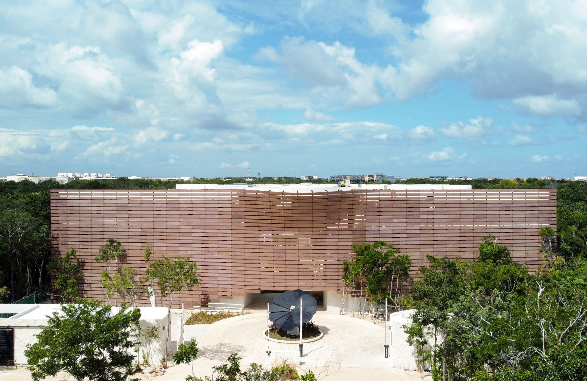 Departamento con jard&iacute;n y alberca privada, gimnasio, restaurante, area de yoga al aire libre, bicicletas, 5 minutos de la playa