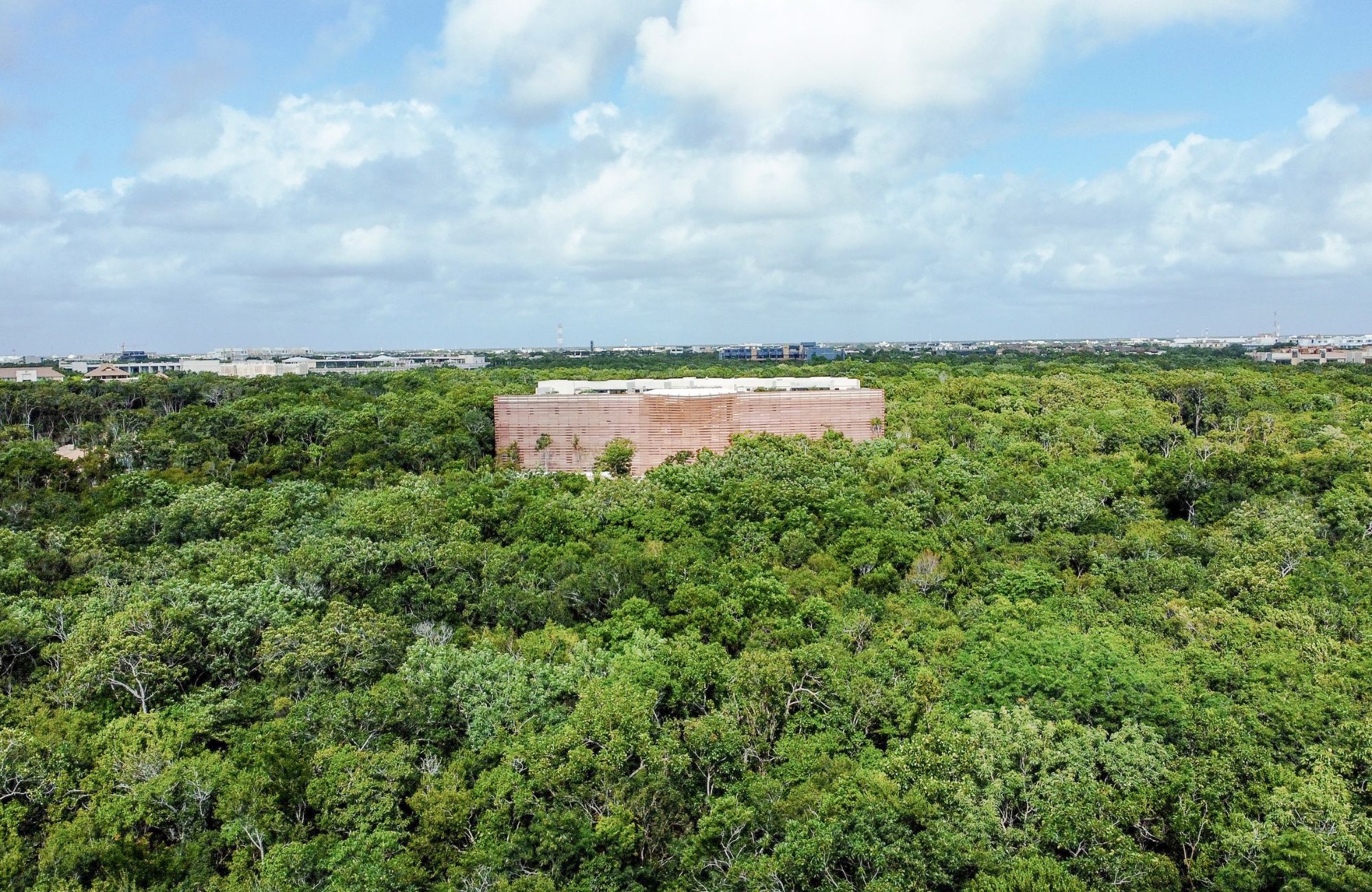 Departamento con jard&iacute;n y alberca privada, gimnasio, restaurante, area de yoga al aire libre, bicicletas, 5 minutos de la playa