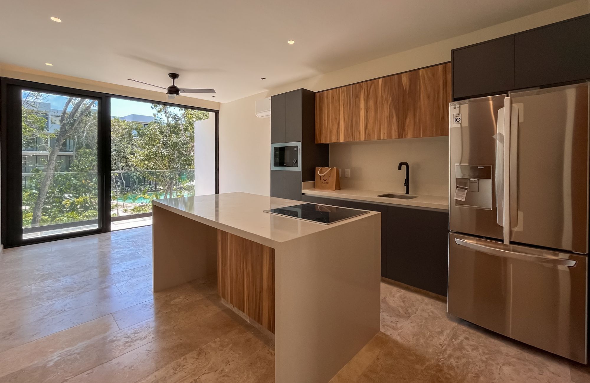 Departamento con jard&iacute;n y alberca privada, gimnasio, restaurante, area de yoga al aire libre, bicicletas, 5 minutos de la playa