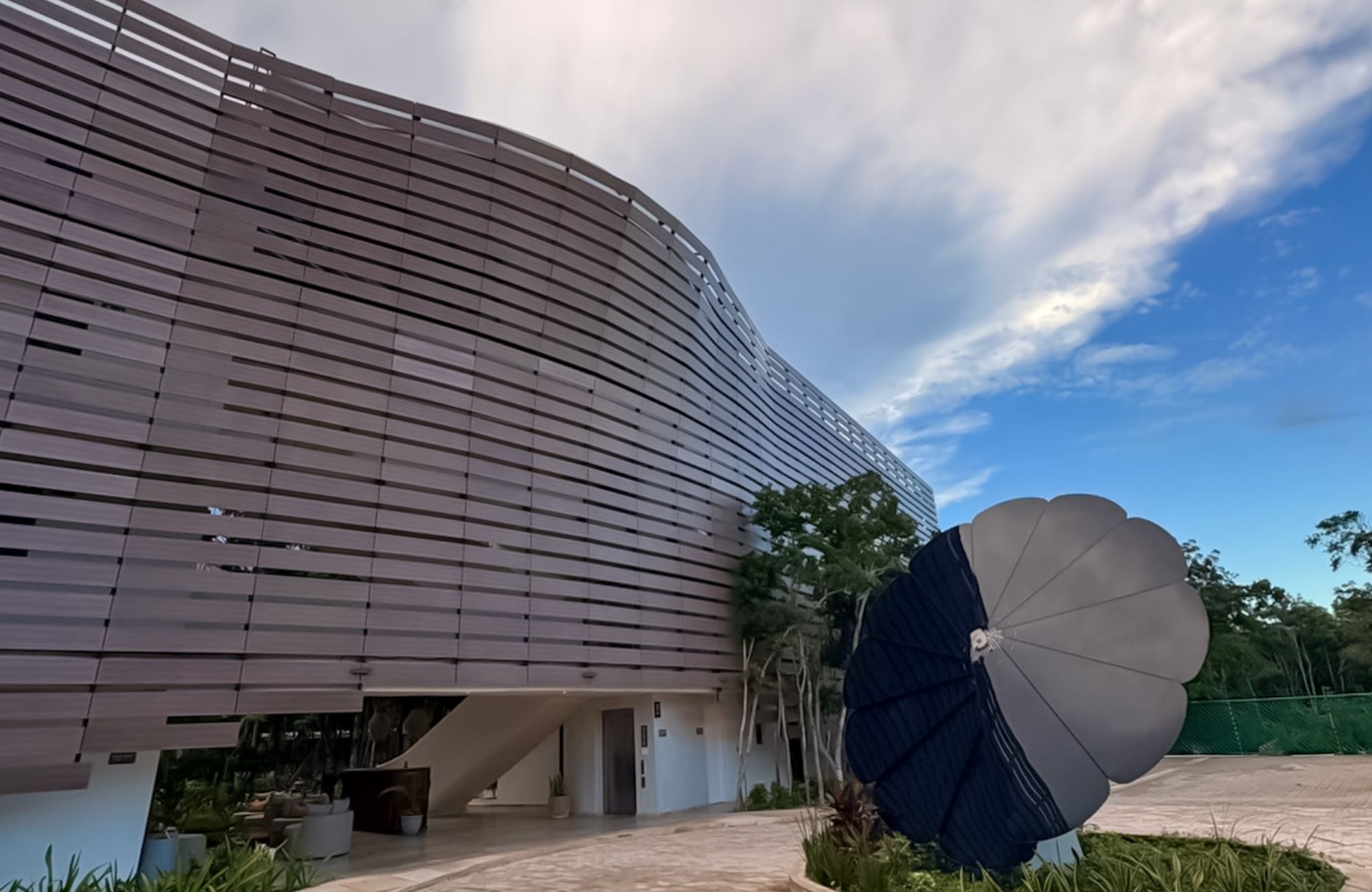Departamento con jard&iacute;n y alberca privada, gimnasio, restaurante, area de yoga al aire libre, bicicletas, 5 minutos de la playa