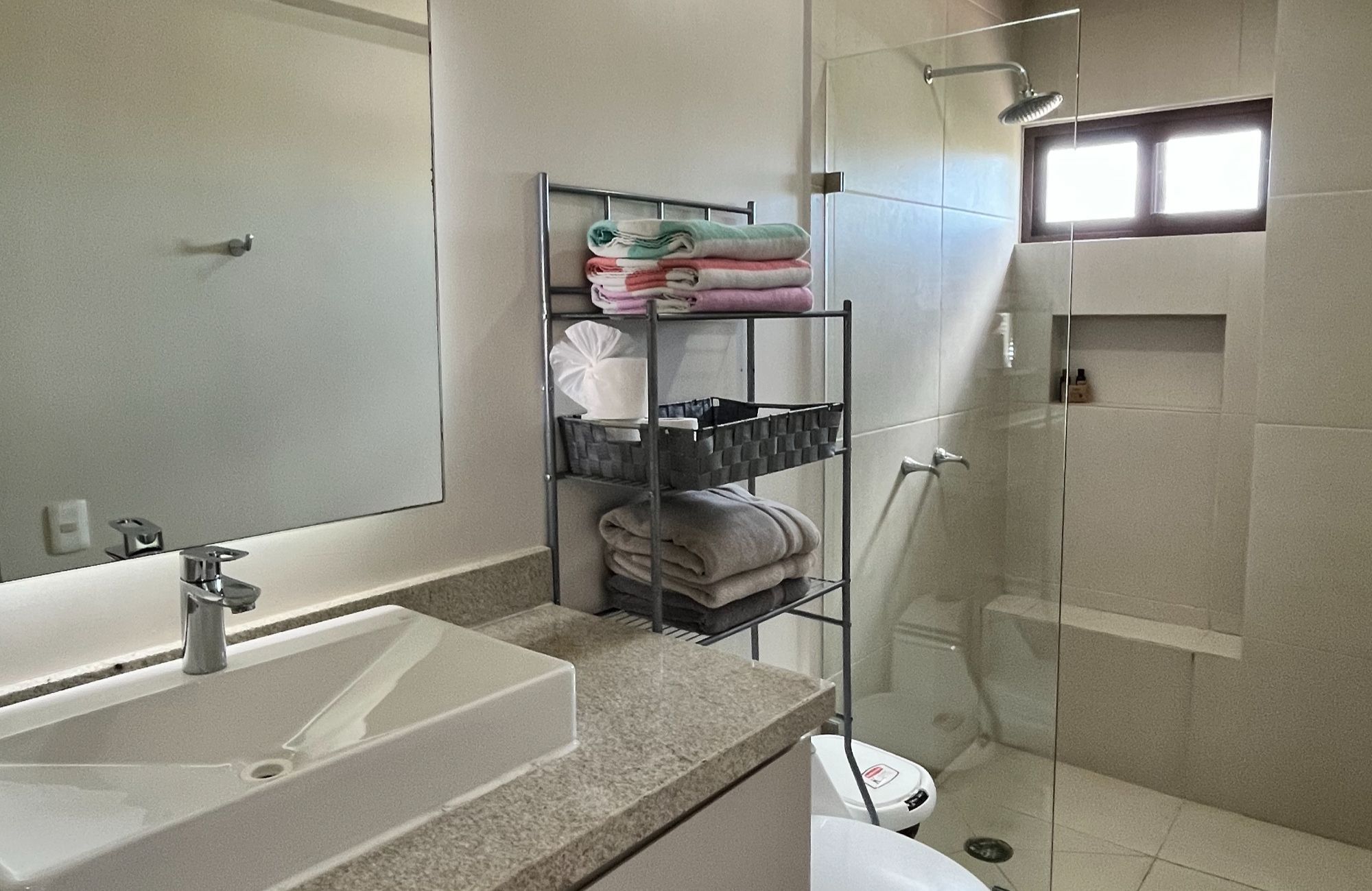 Studio near the beach, room &amp; pool service, fire pit, playground for children, hammock area, surrounded by green, 1 km from the beach pre-co