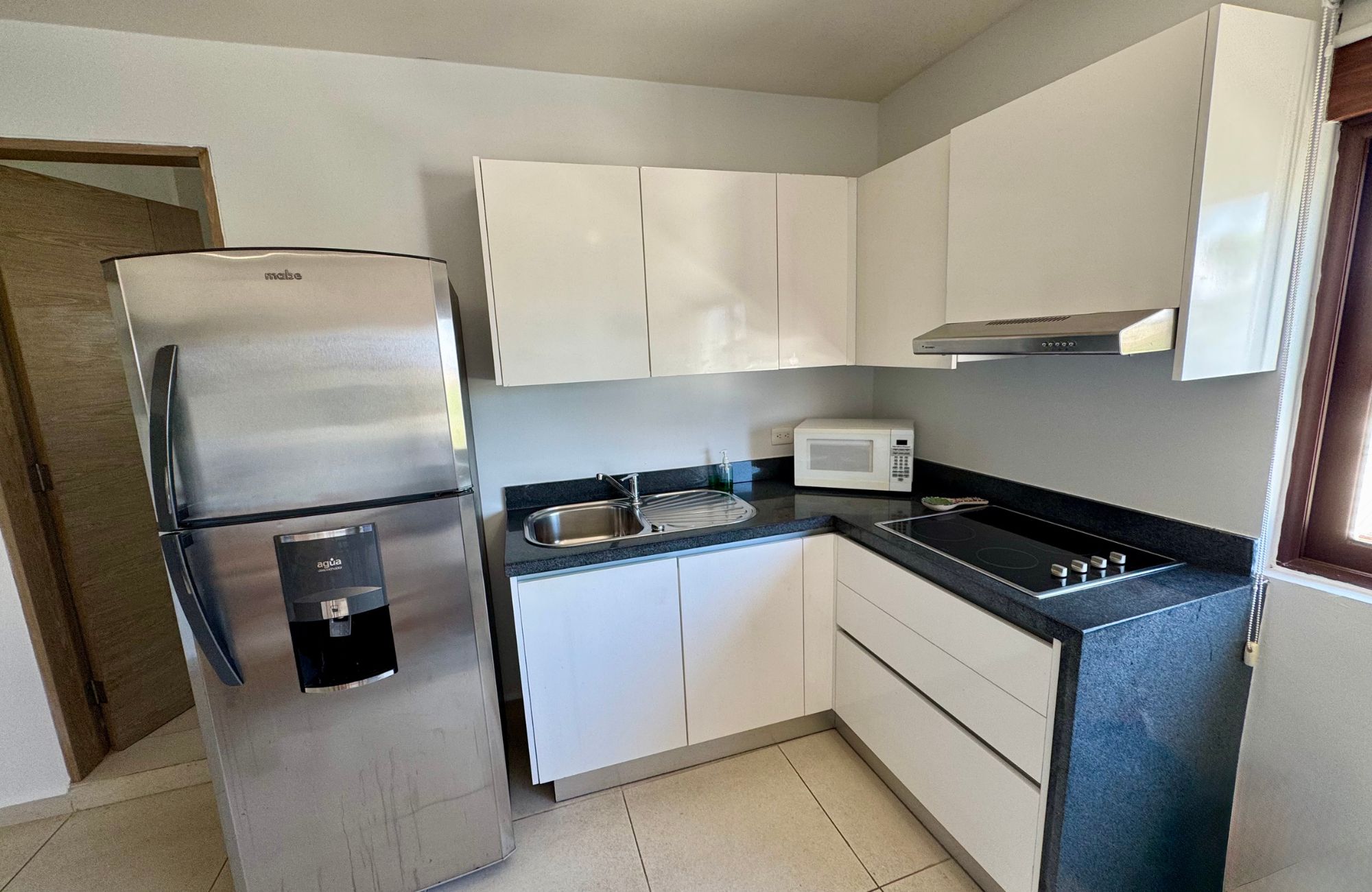 Studio near the beach, room &amp; pool service, fire pit, playground for children, hammock area, surrounded by green, 1 km from the beach pre-co