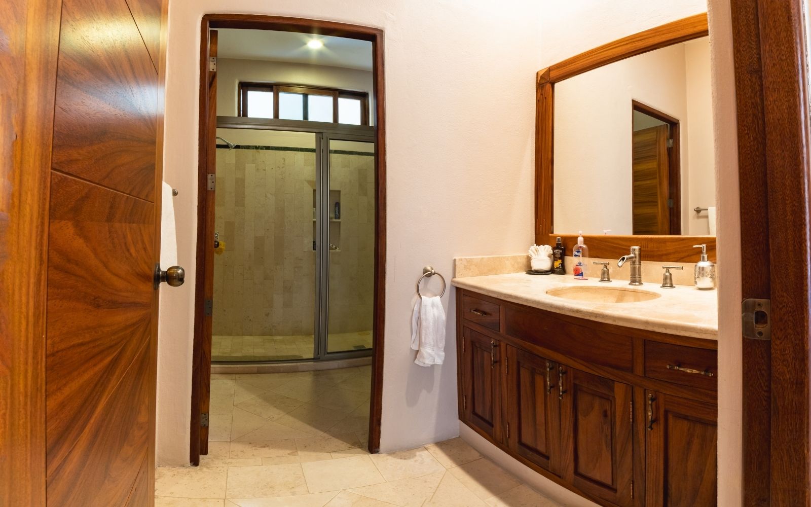 Condo steps from the marina, 3 minutes from the beach, high ceilings, infinity pool, spa, gym, children&amp;#39;s playgrpund and more