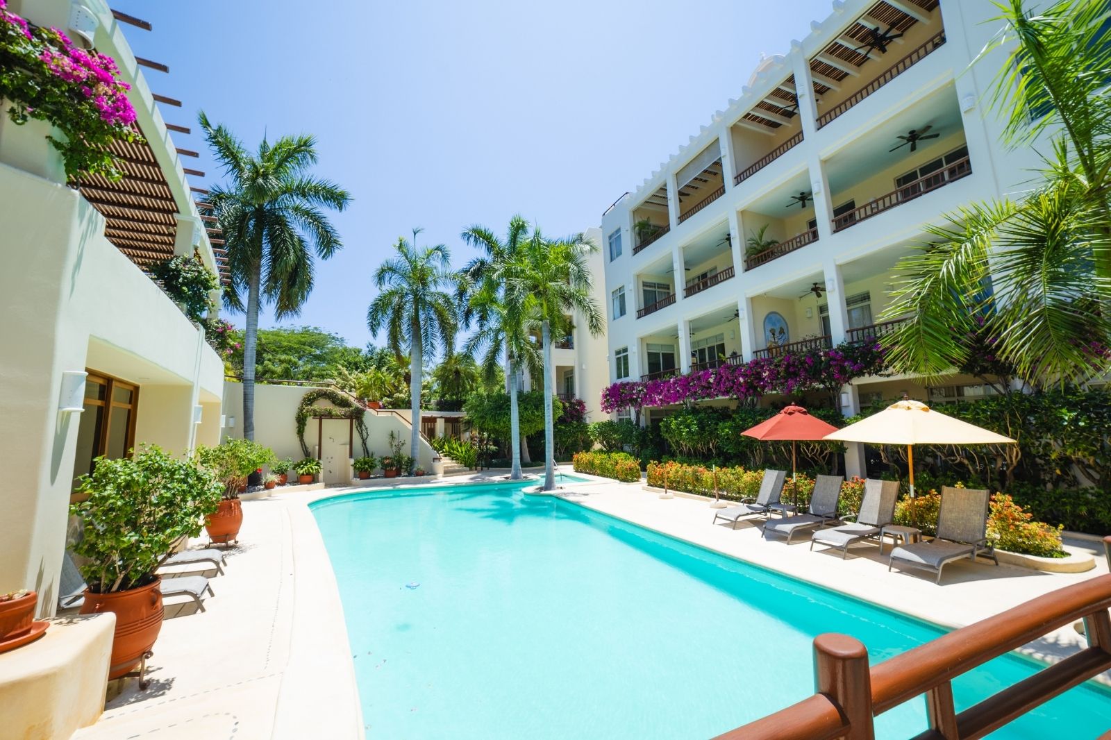 Condo steps from the marina, 3 minutes from the beach, high ceilings, infinity pool, spa, gym, children&amp;#39;s playgrpund and more