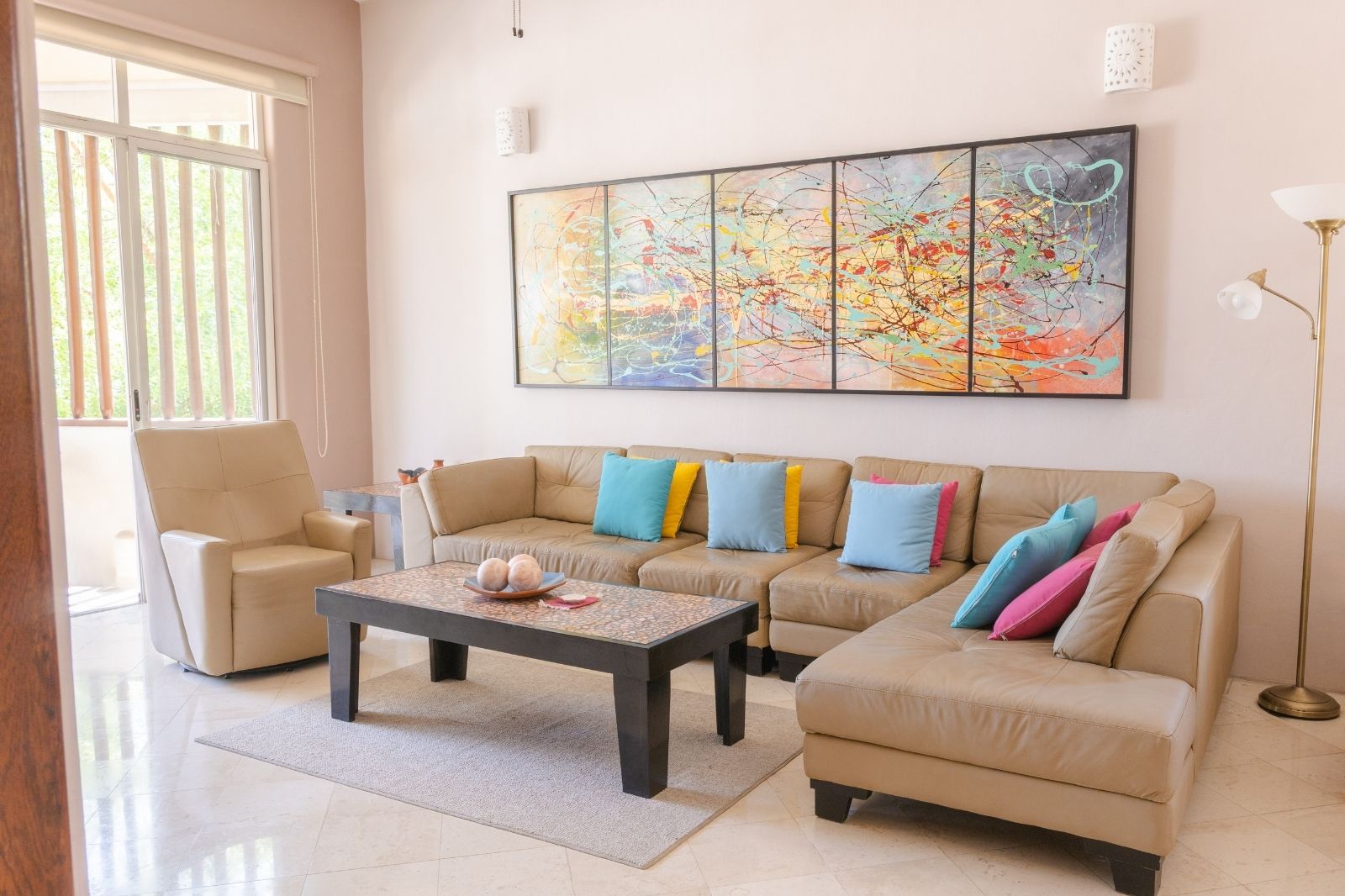 Condo steps from the marina, 3 minutes from the beach, high ceilings, infinity pool, spa, gym, children&amp;#39;s playgrpund and more