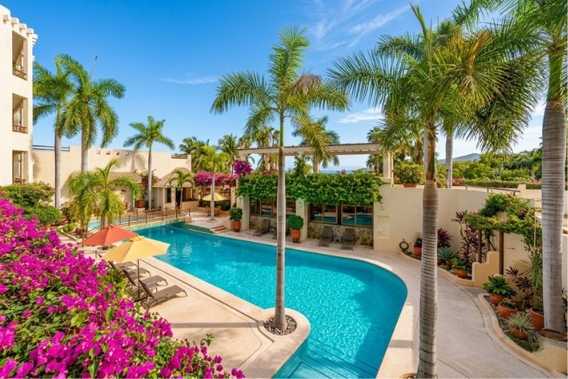 Condo steps from the marina, 3 minutes from the beach, high ceilings, infinity pool, spa, gym, children&amp;#39;s playgrpund and more