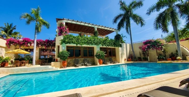 Condo steps from the marina, 3 minutes from the beach, high ceilings, infinity pool, spa, gym, children&amp;#39;s playgrpund and more