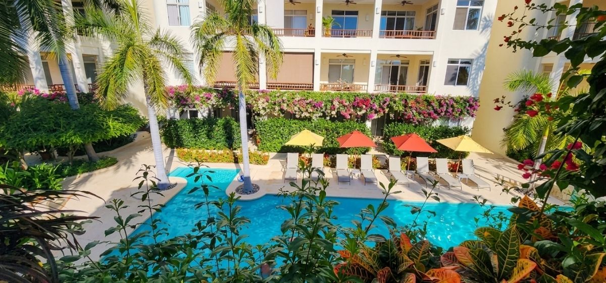 Condo steps from the marina, 3 minutes from the beach, high ceilings, infinity pool, spa, gym, children&amp;#39;s playgrpund and more