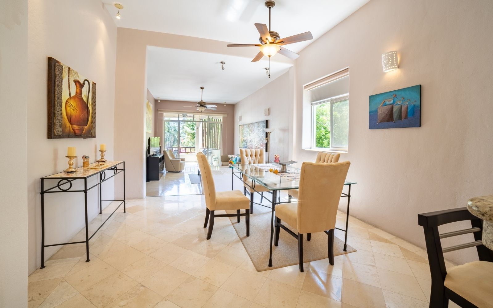 Condo steps from the marina, 3 minutes from the beach, high ceilings, infinity pool, spa, gym, children&amp;#39;s playgrpund and more