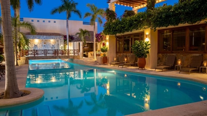 Condo steps from the marina, 3 minutes from the beach, high ceilings, infinity pool, spa, gym, children&amp;#39;s playgrpund and more