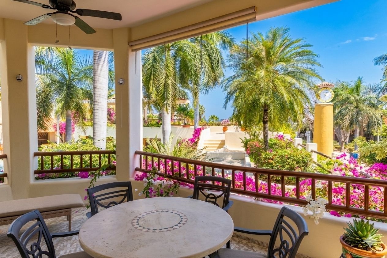 Condo steps from the marina, 3 minutes from the beach, high ceilings, infinity pool, spa, gym, children&amp;#39;s playgrpund and more