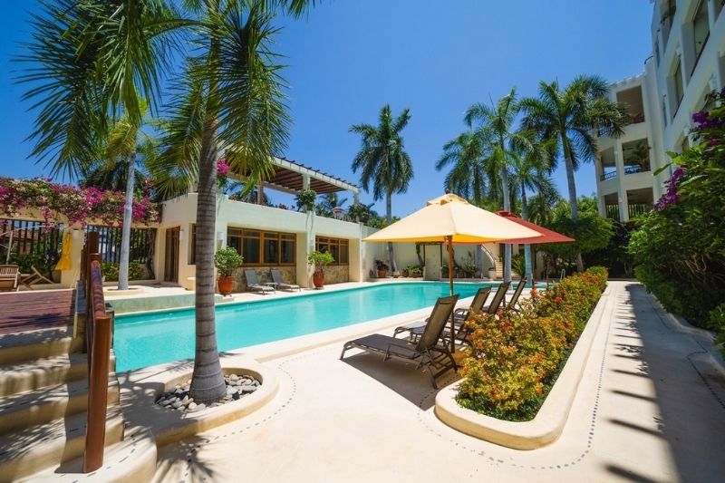 Condo steps from the marina, 3 minutes from the beach, high ceilings, infinity pool, spa, gym, children&amp;#39;s playgrpund and more