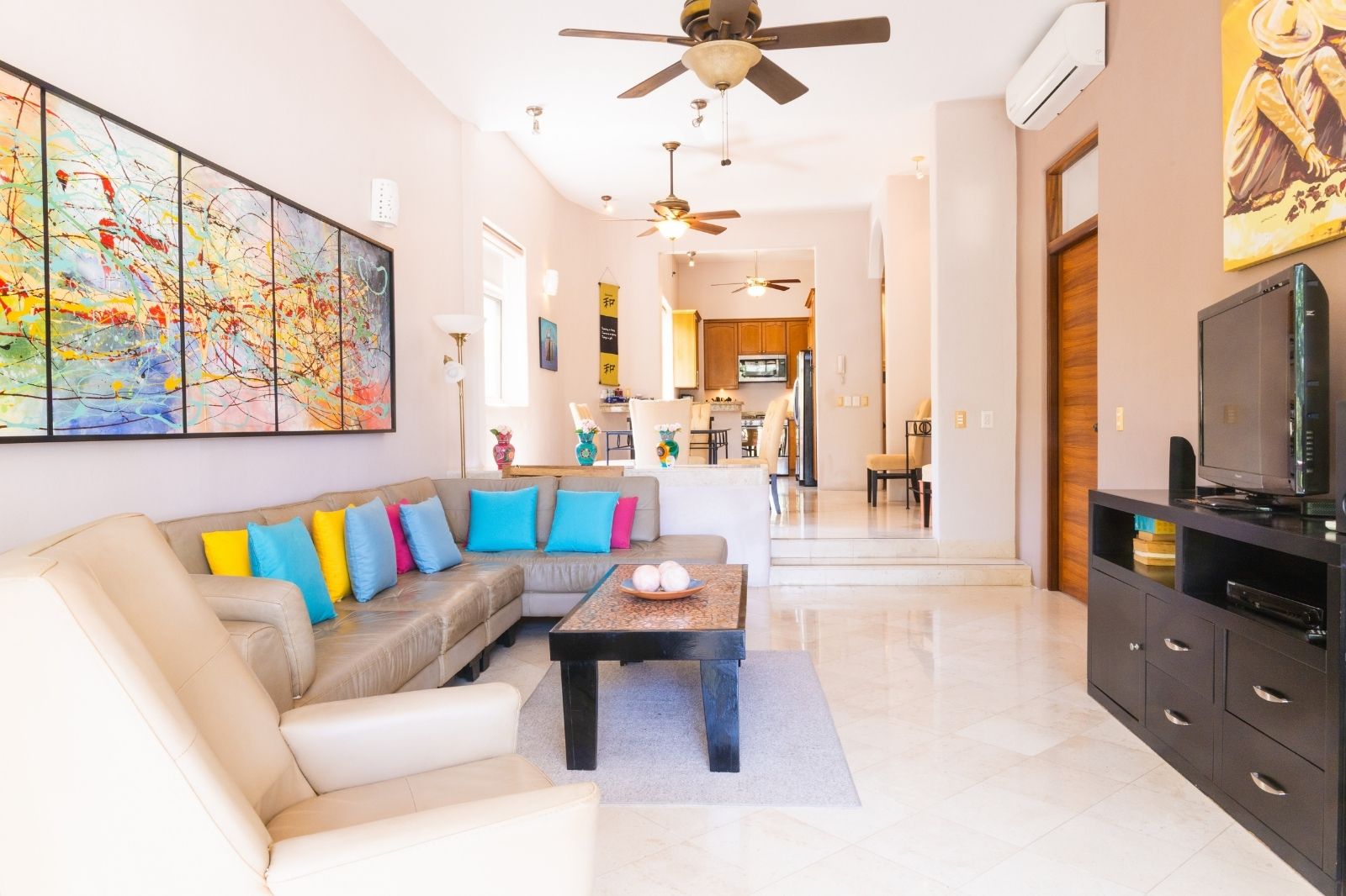 Condo steps from the marina, 3 minutes from the beach, high ceilings, infinity pool, spa, gym, children&amp;#39;s playgrpund and more