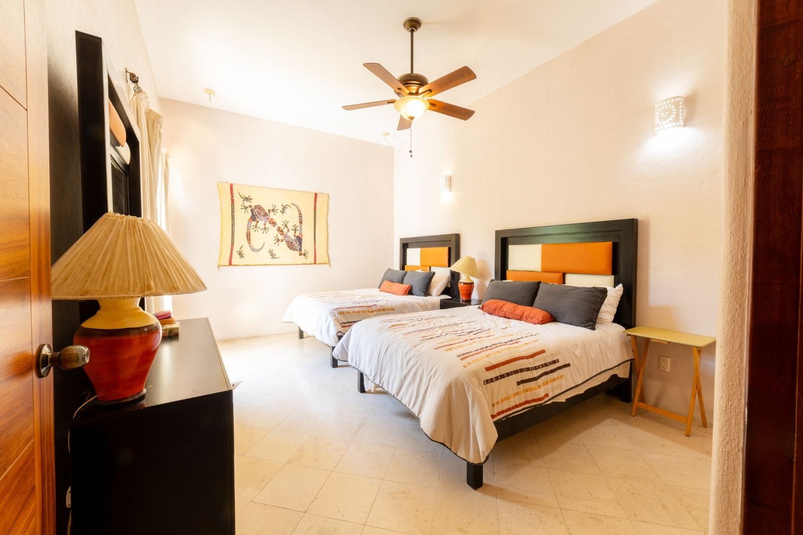 Condo steps from the marina, 3 minutes from the beach, high ceilings, infinity pool, spa, gym, children&amp;#39;s playgrpund and more