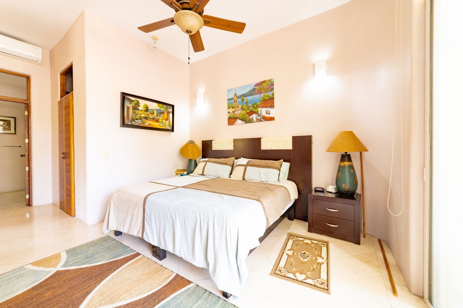 Condo steps from the marina, 3 minutes from the beach, high ceilings, infinity pool, spa, gym, children&amp;#39;s playgrpund and more